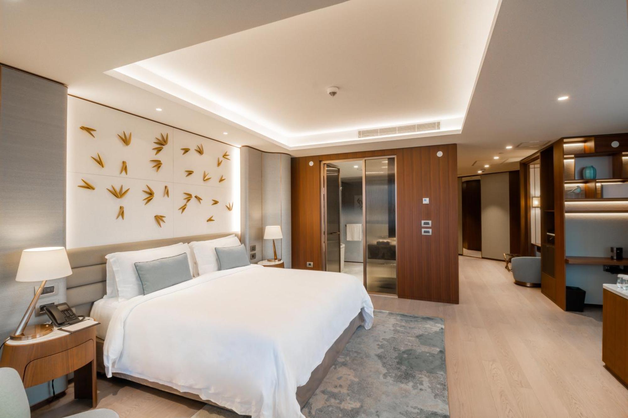 Reges Hoekkamer met 1 Kingsize Bed en Uitzicht op Zee