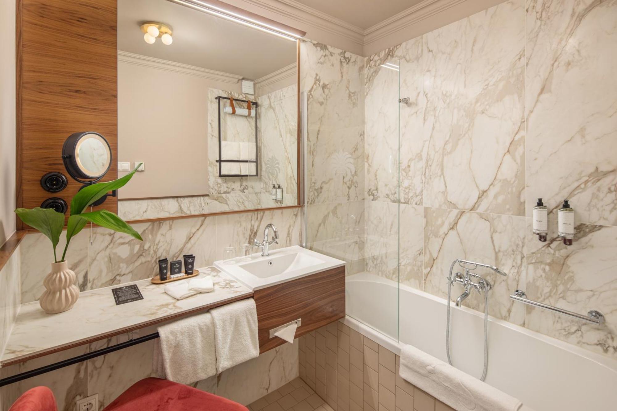 Deluxe King Suite