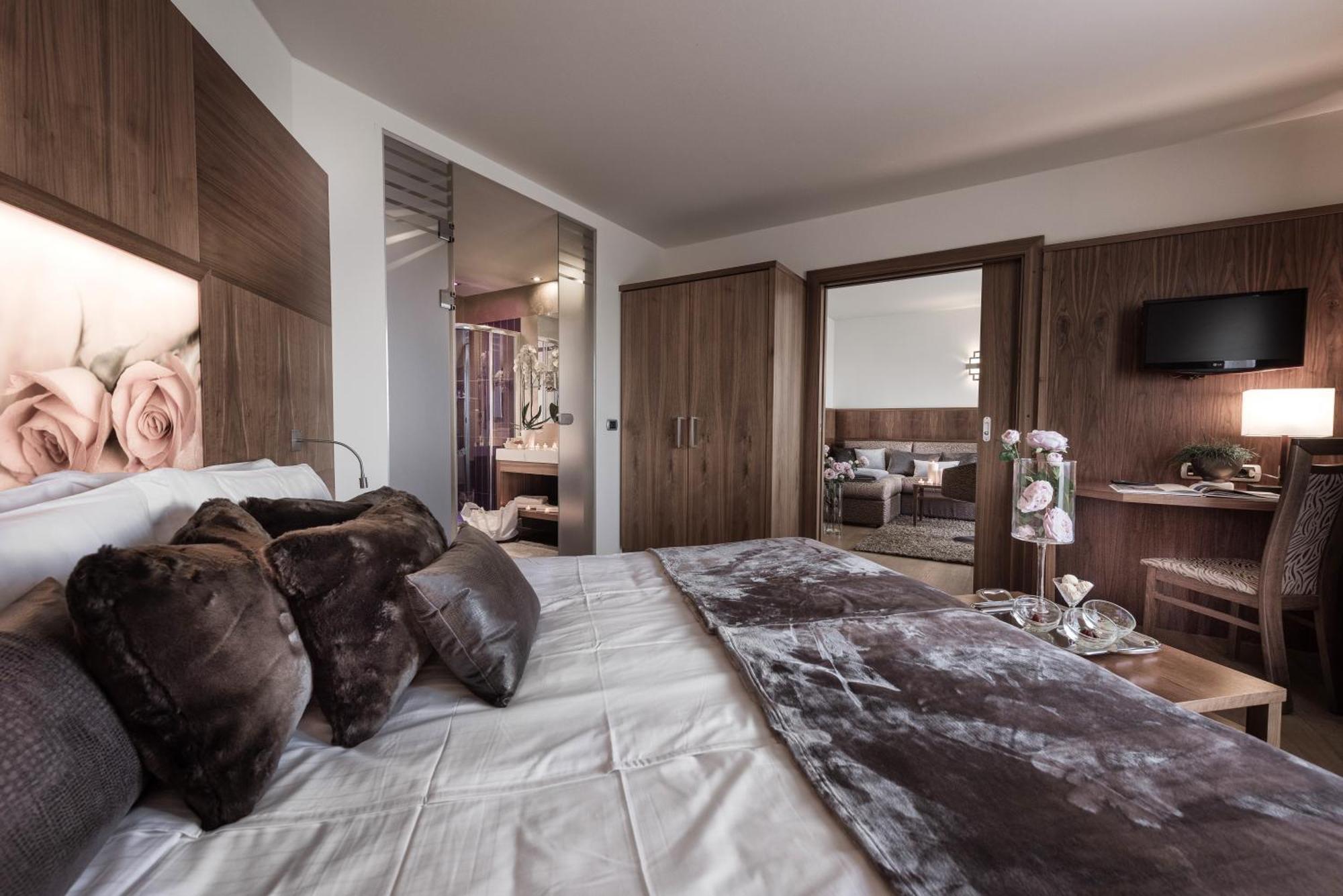 Suite,1540496329:JPEG