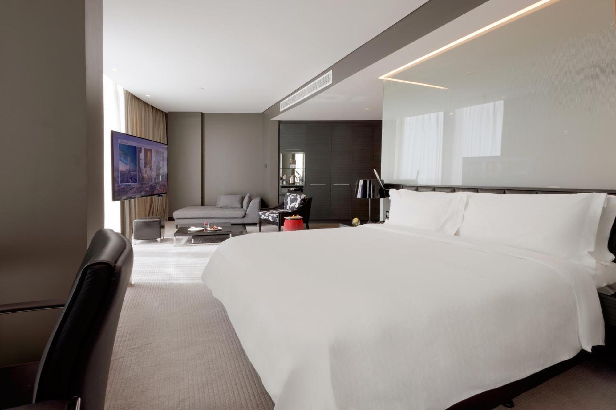 Geräumiges Zimmer mit Kingsize-Bett und Stadtblick
