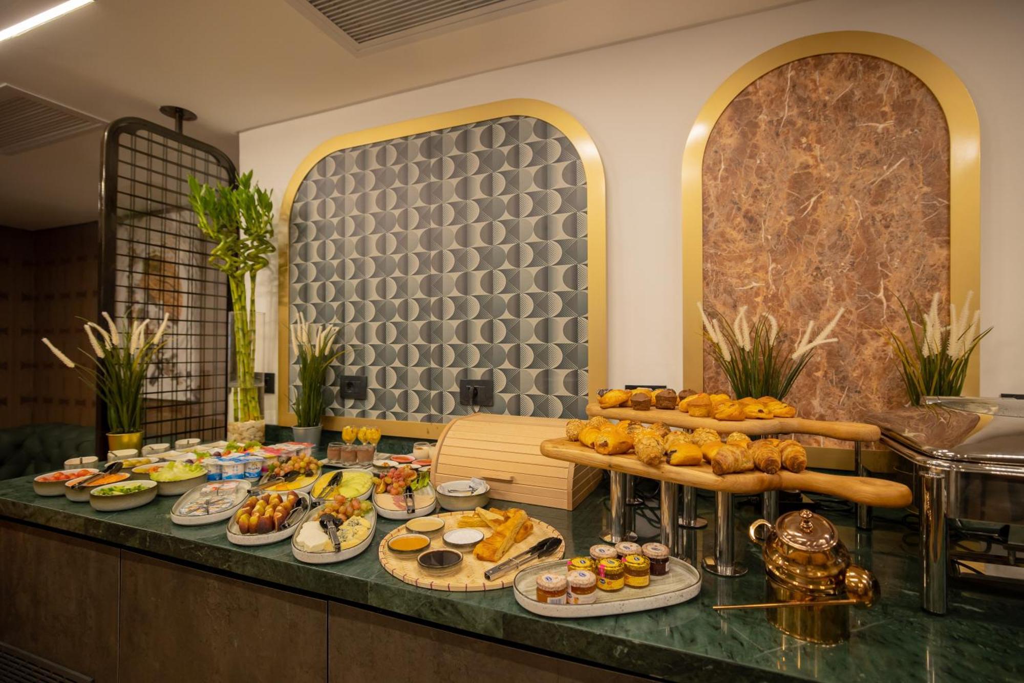 Premium King Room 24 or 7 Butler Lounge Access