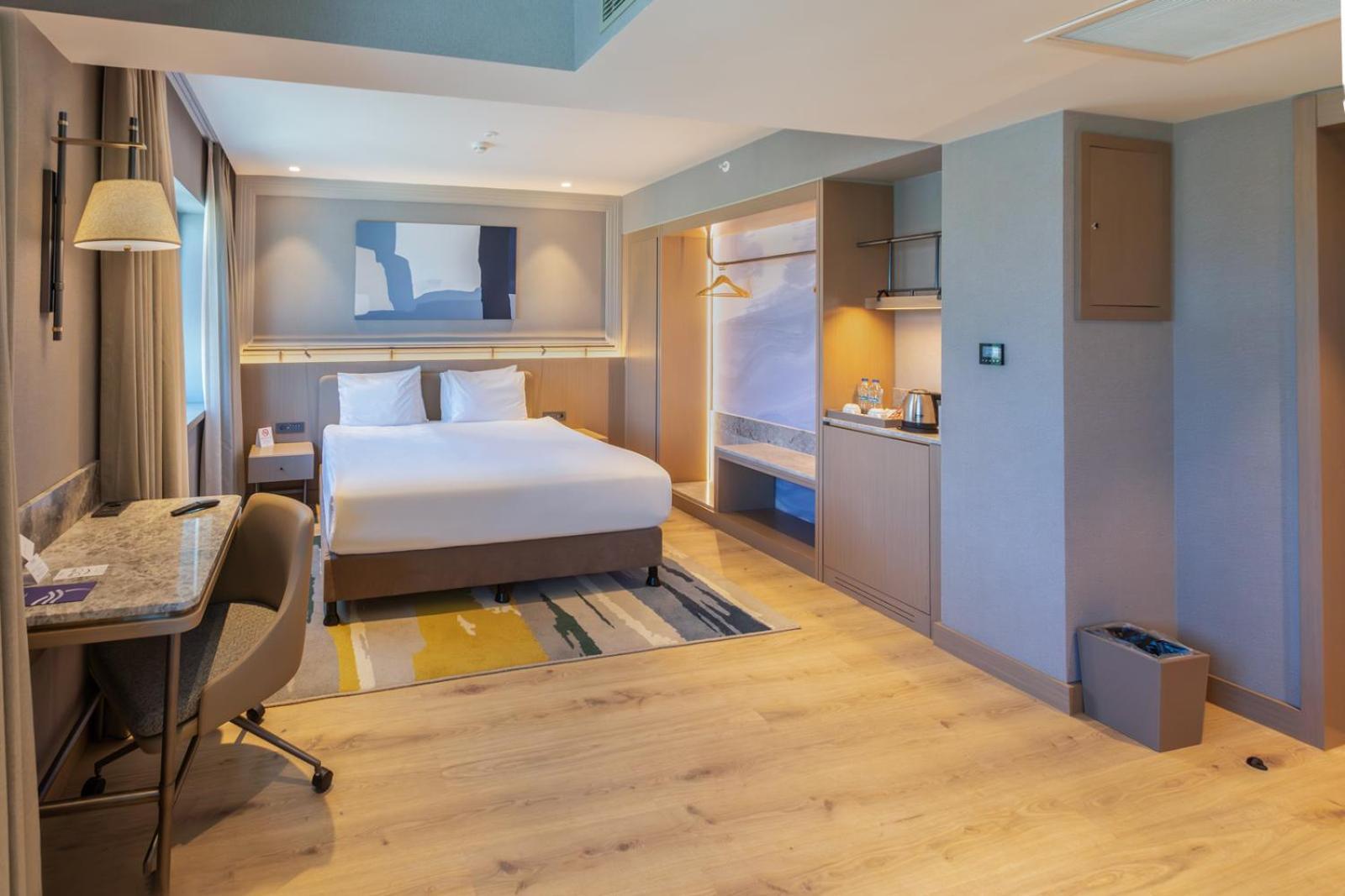 Deluxe Queen Room
