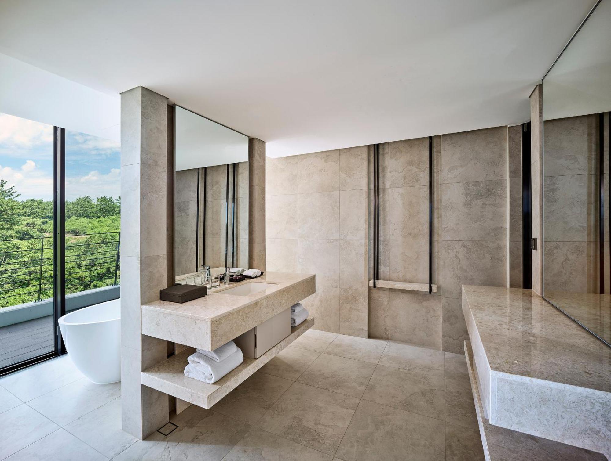 Club Presidential Suite with Ocean View (Club access for 4 included)
