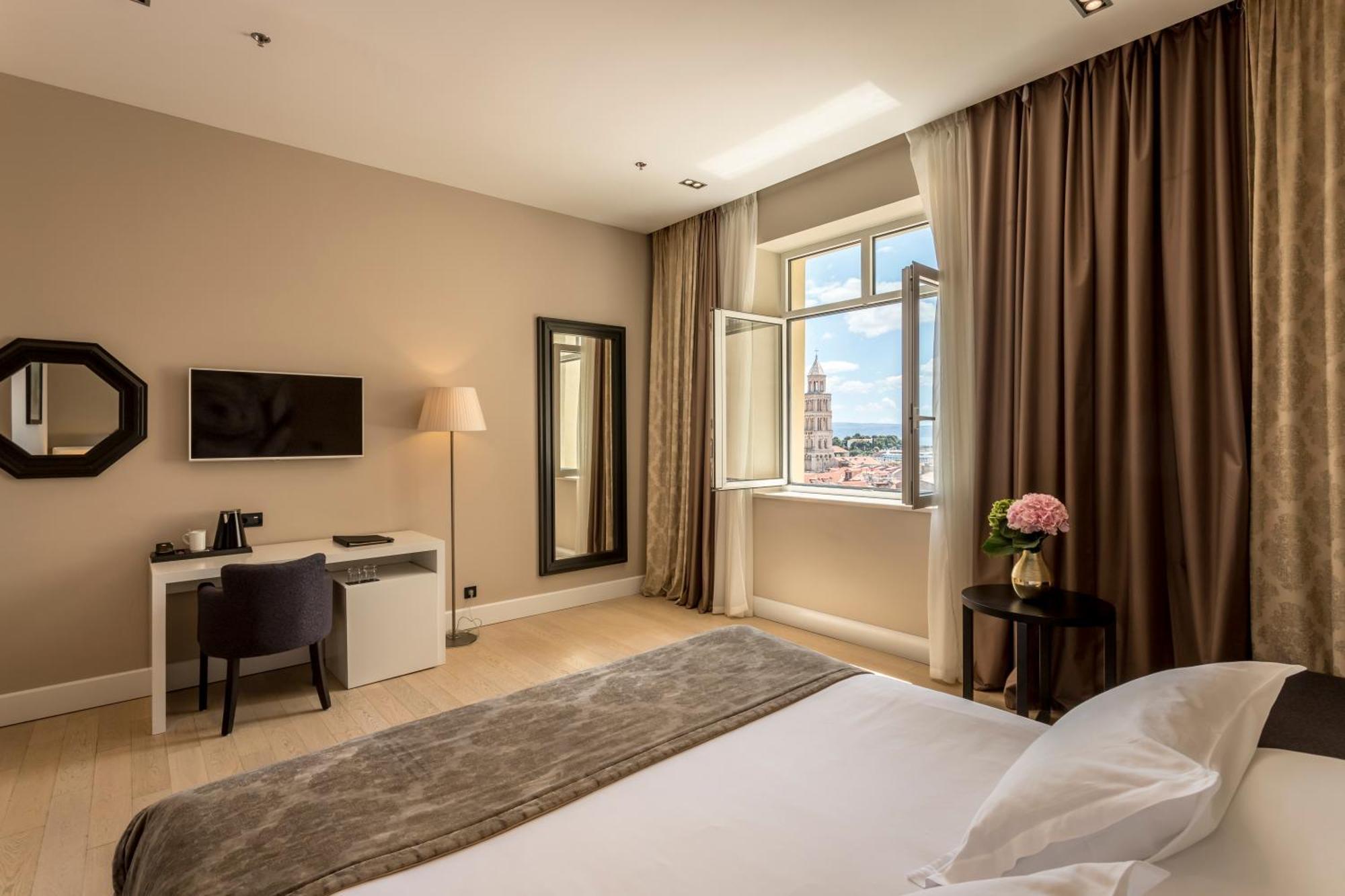 Deluxe King Room City View Spa Access