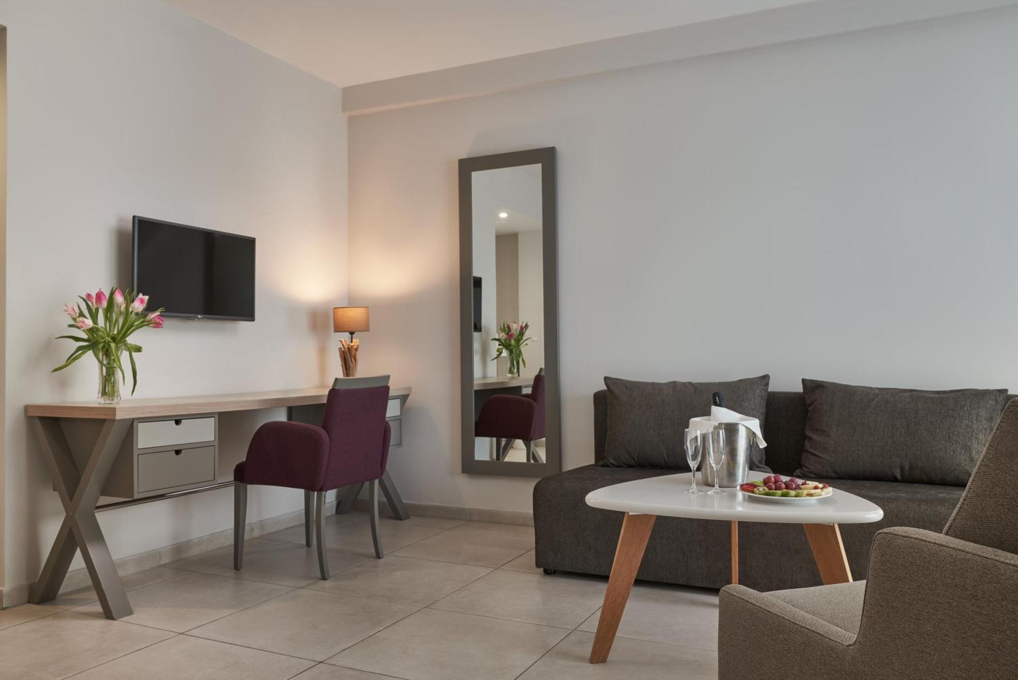 Family One Bedroom Suite Inland View