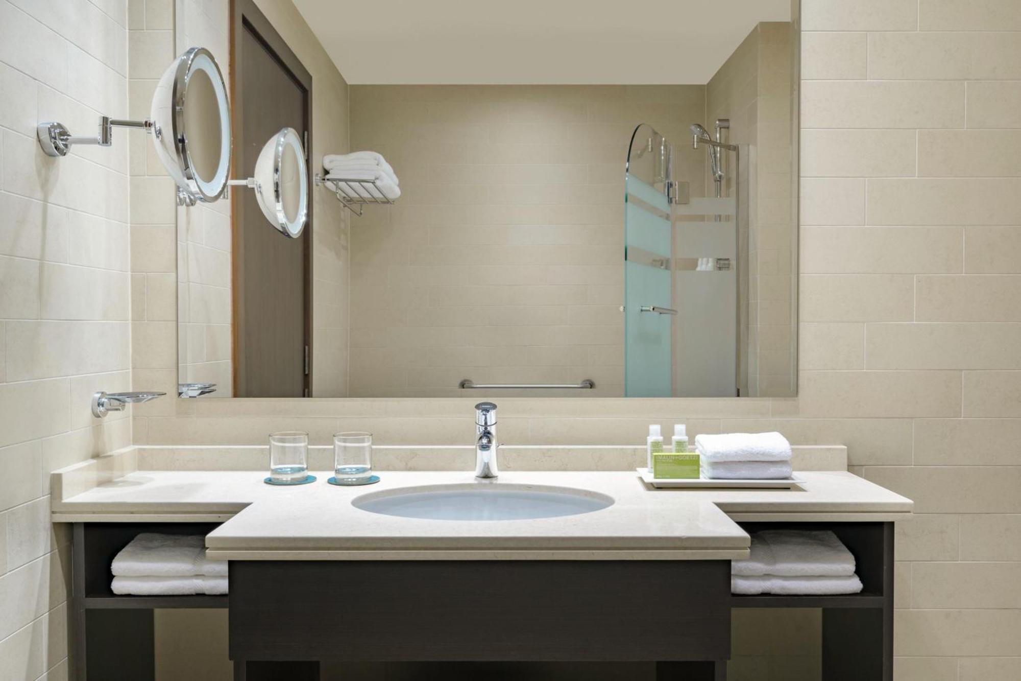 Deluxe King Room Beach Access