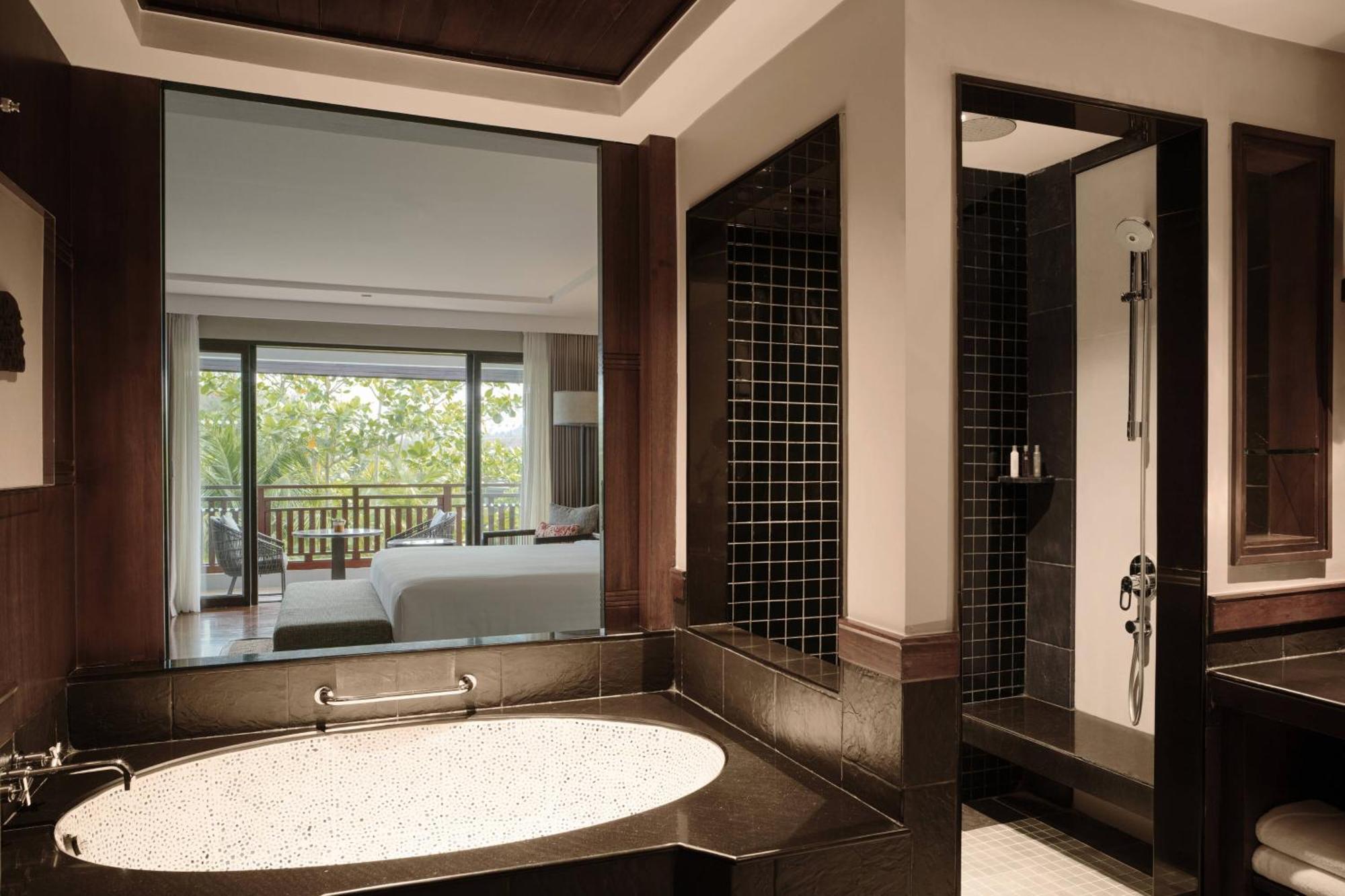 Premium Pool View Guest room 1 King Balcony