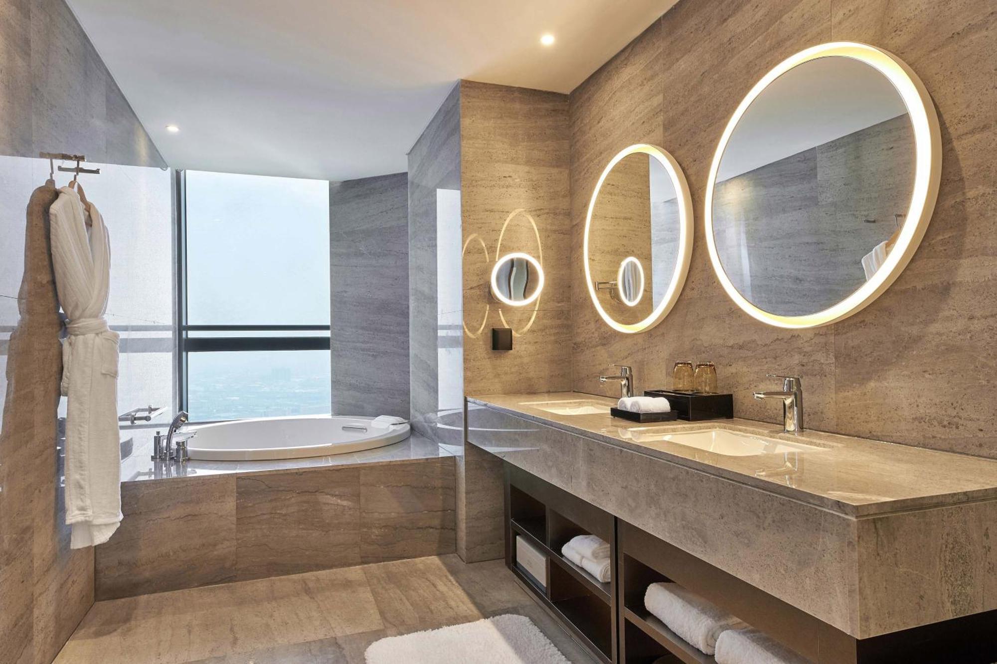 Renewal Suite, Club lounge access, 1 Bedroom Suite, 1 King,1543909174:JPEG