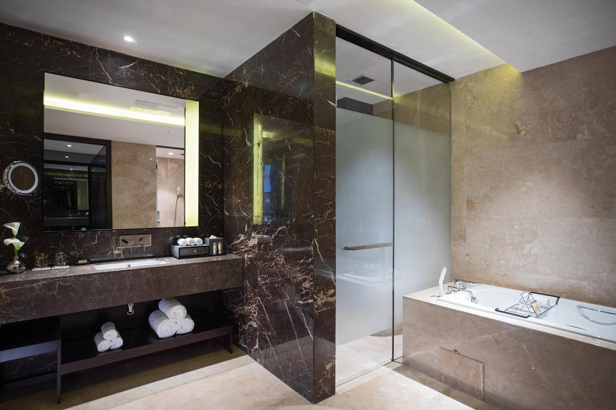 Deluxe Suite Club Access