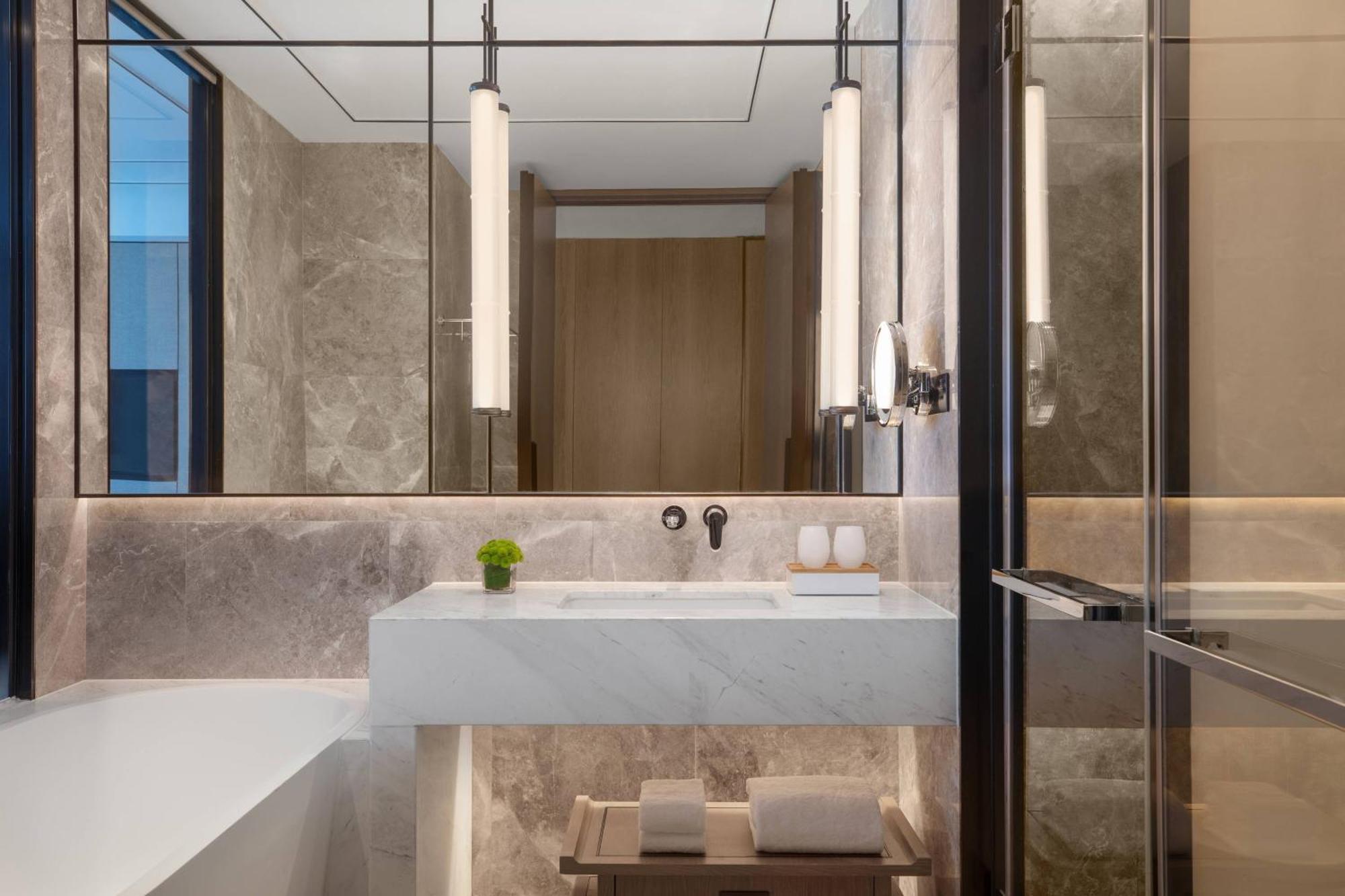 Business Guest Room with King Bed - high Floor