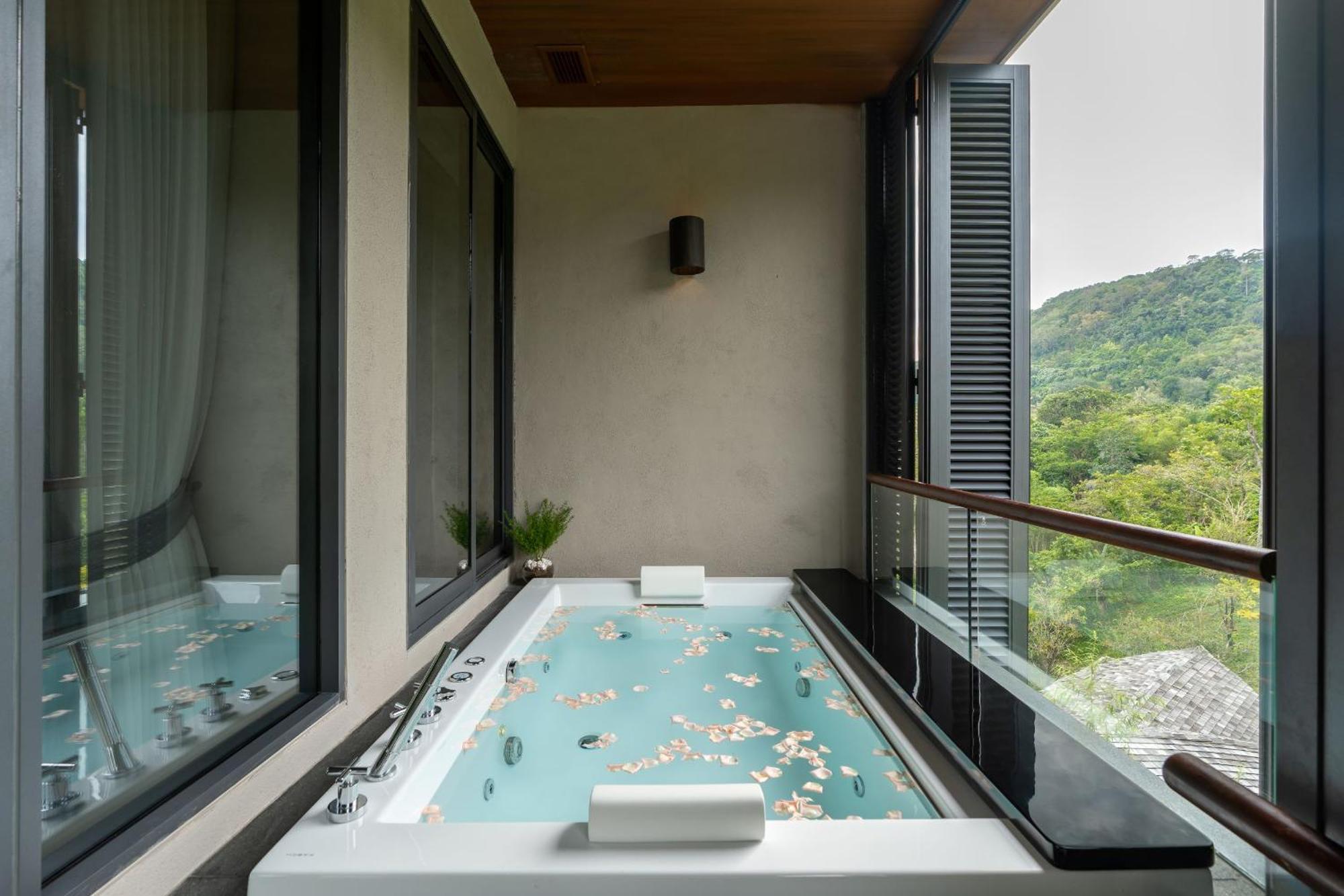 Premium Loft Whirlpool