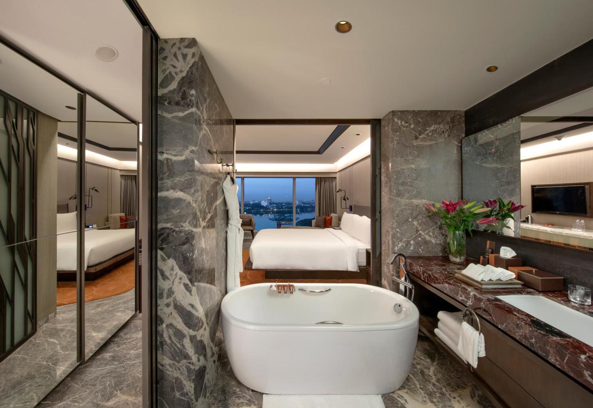 King Executive Room Bath Tub Lounge Access