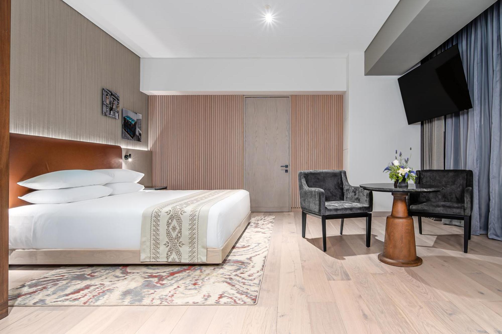 King Room with Roll-In Shower - Disability Access,1544955850:JPEG