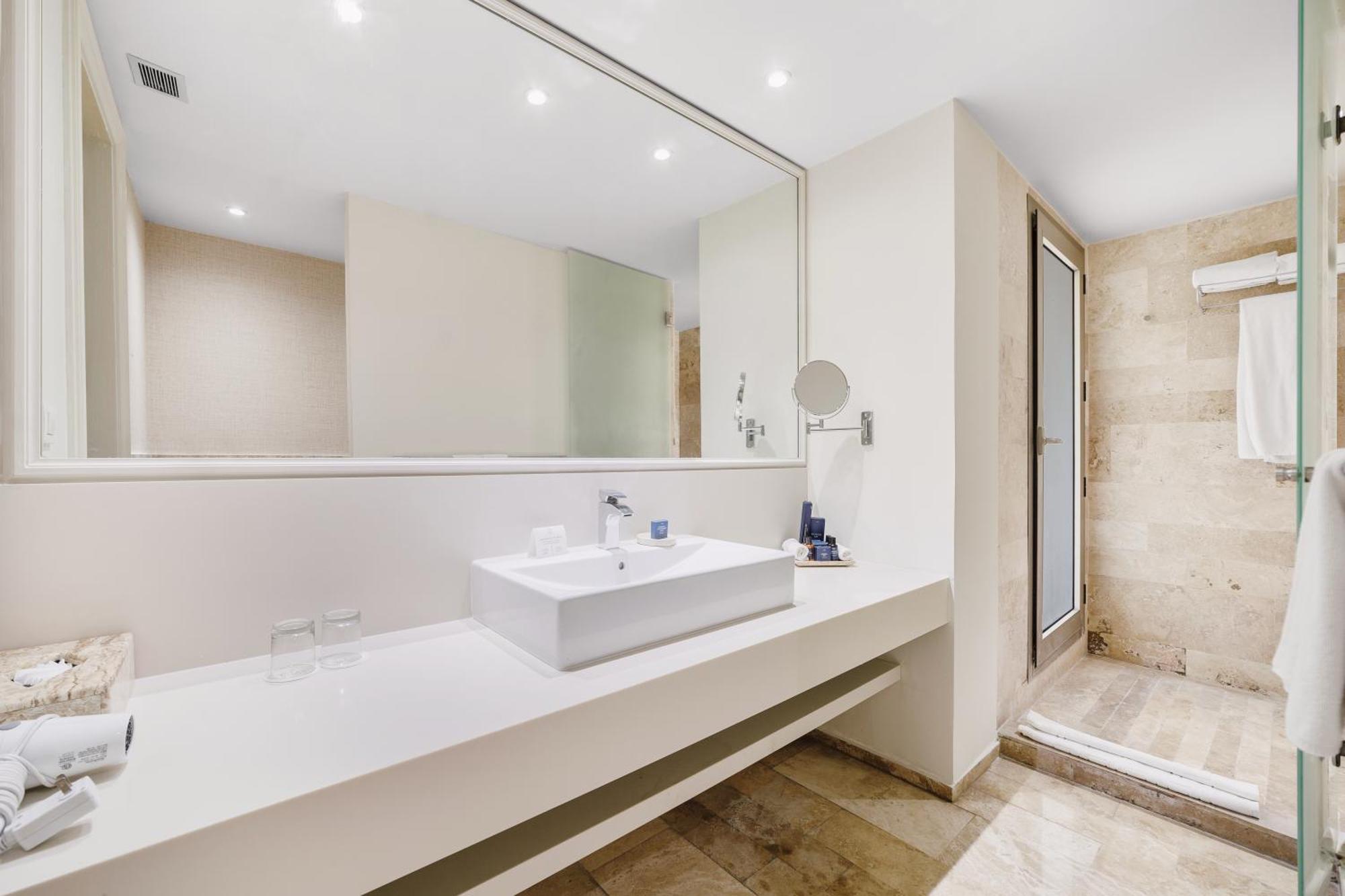 Superior Aluxes Double Room Hot Tub