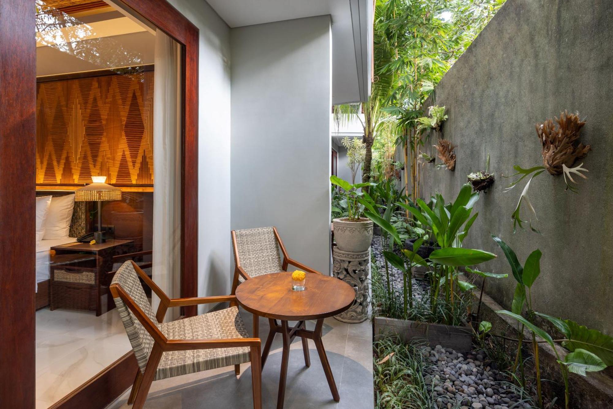 Deluxe Double Room with Bath and Free Two-Bottle Beer