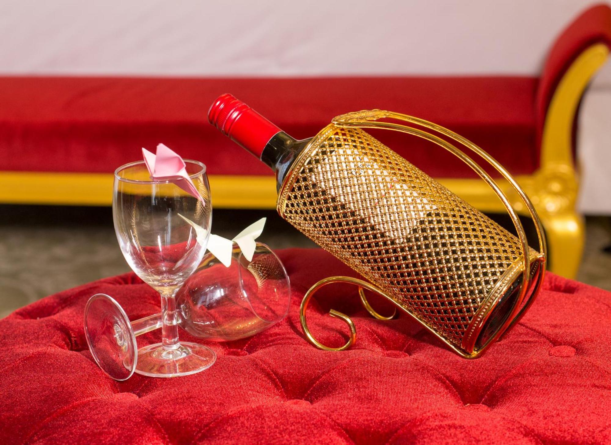 Honeymoon Suite + Early check-in/Late check-out on availability + 15% discount on Lunch/Dinner + 10% discount on Spa + Daily happy hour,398306604:JPEG