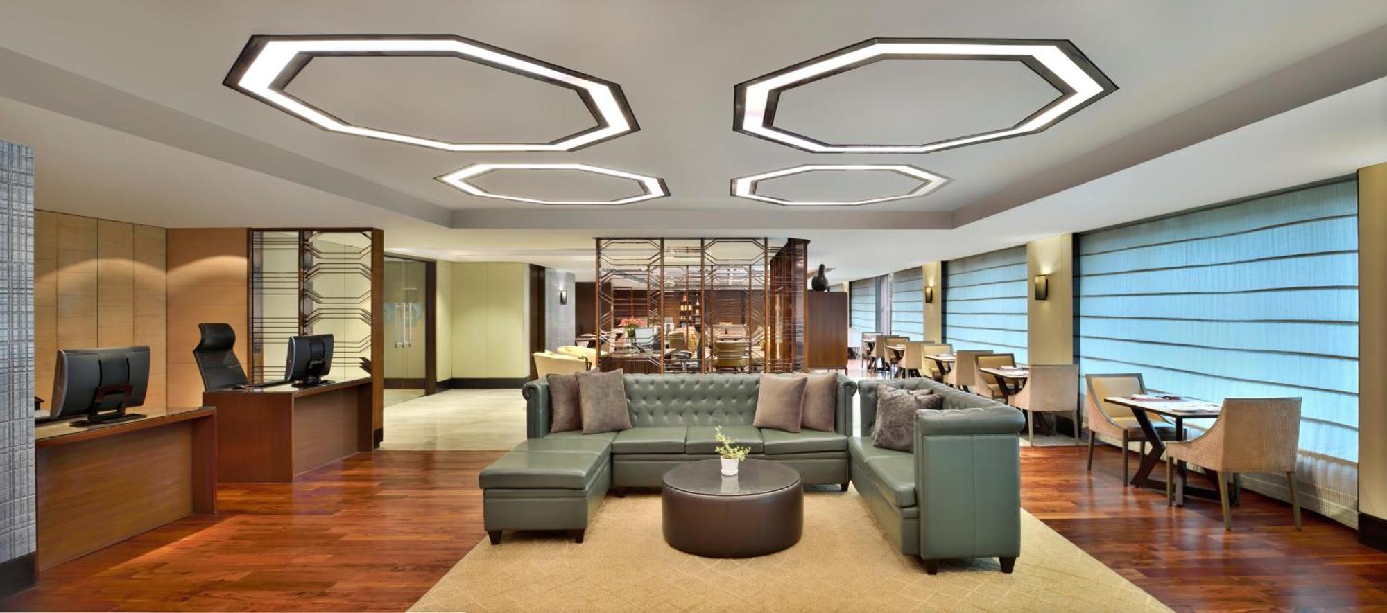 Executive Club Twin Club level Guest room