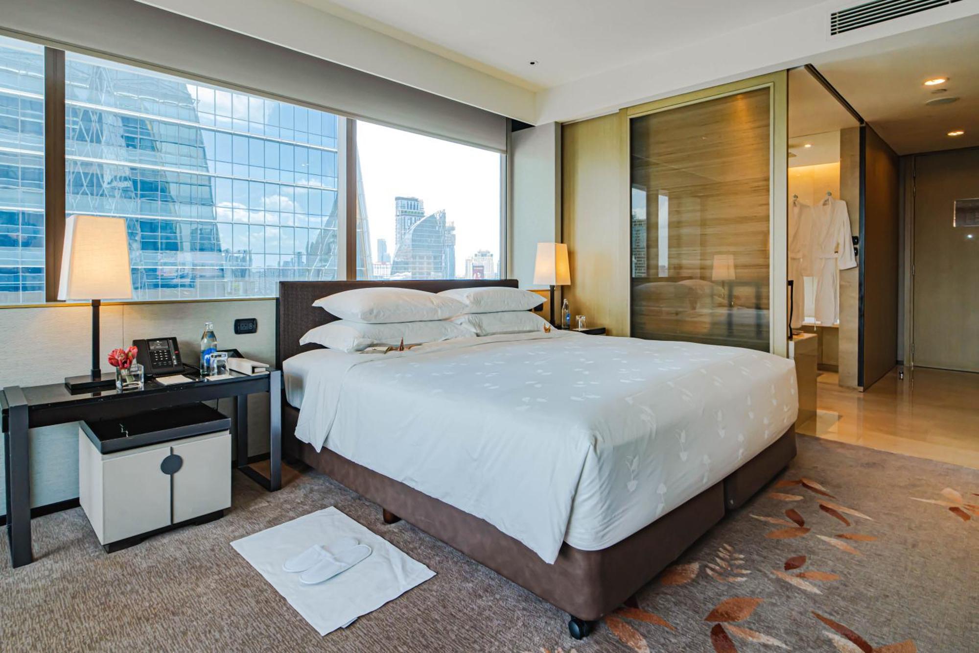Deluxe Corner King room panoramic view