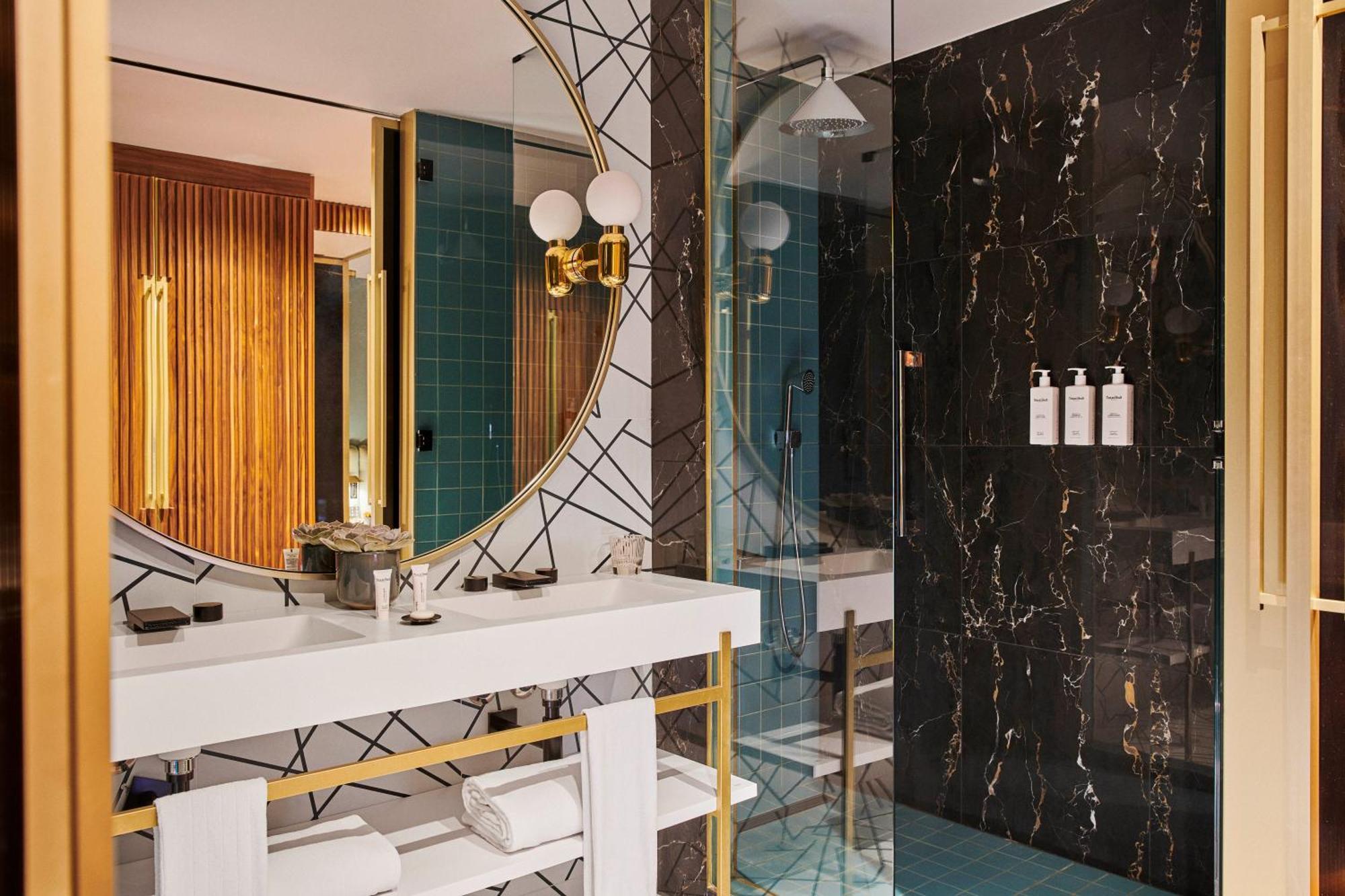 Premium King Room Club Access