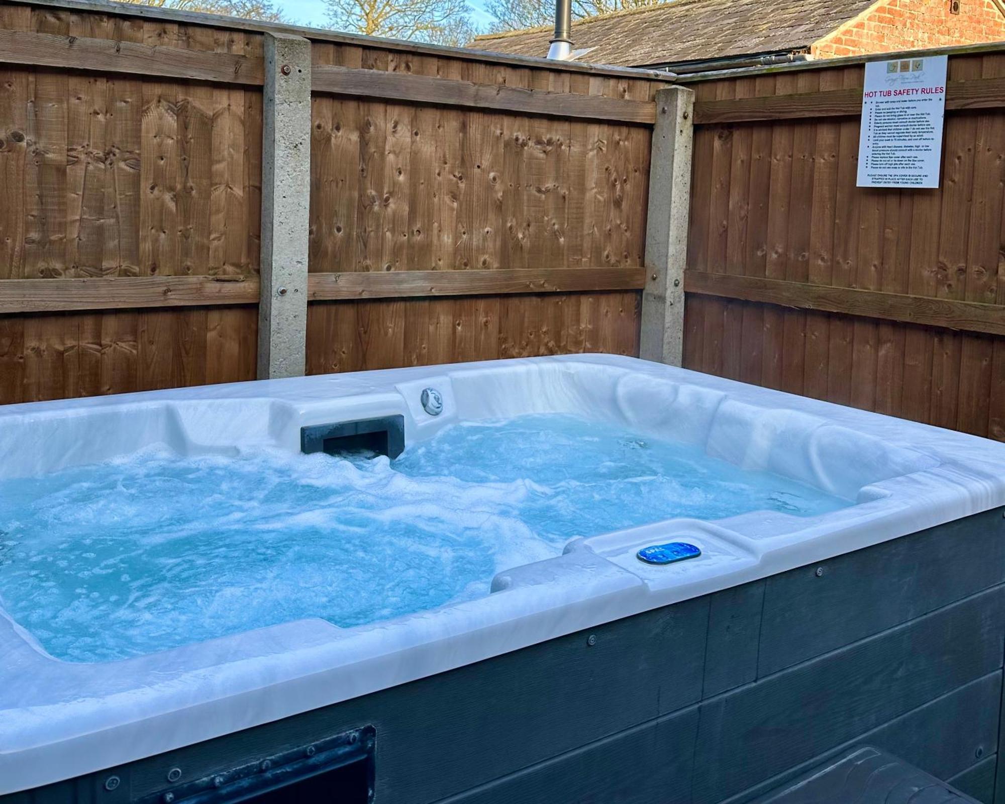 Deluxe Double or Twin Room with Hot Tub (No Pets),1618852587:JPEG