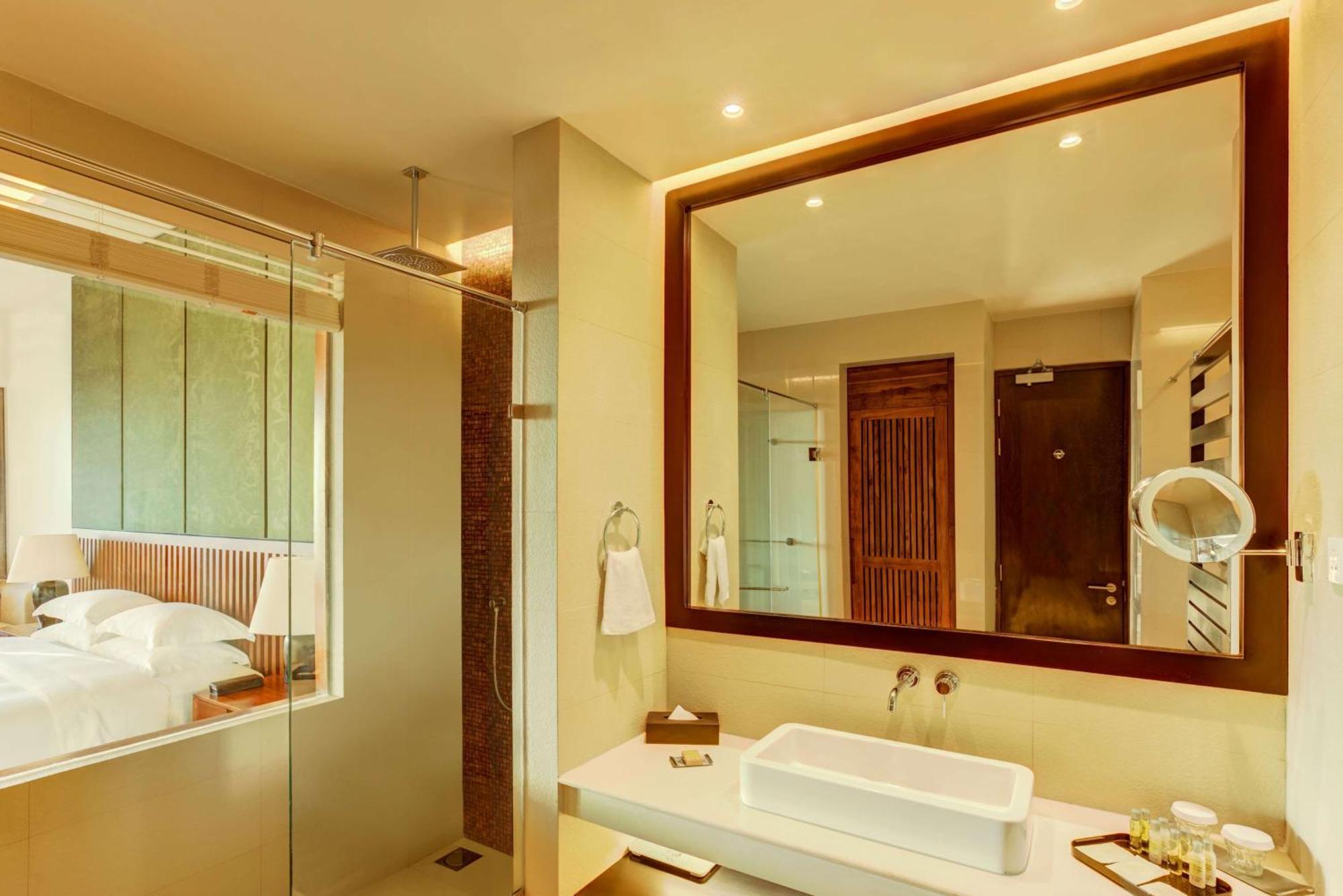 Deluxe King Room with Garden View