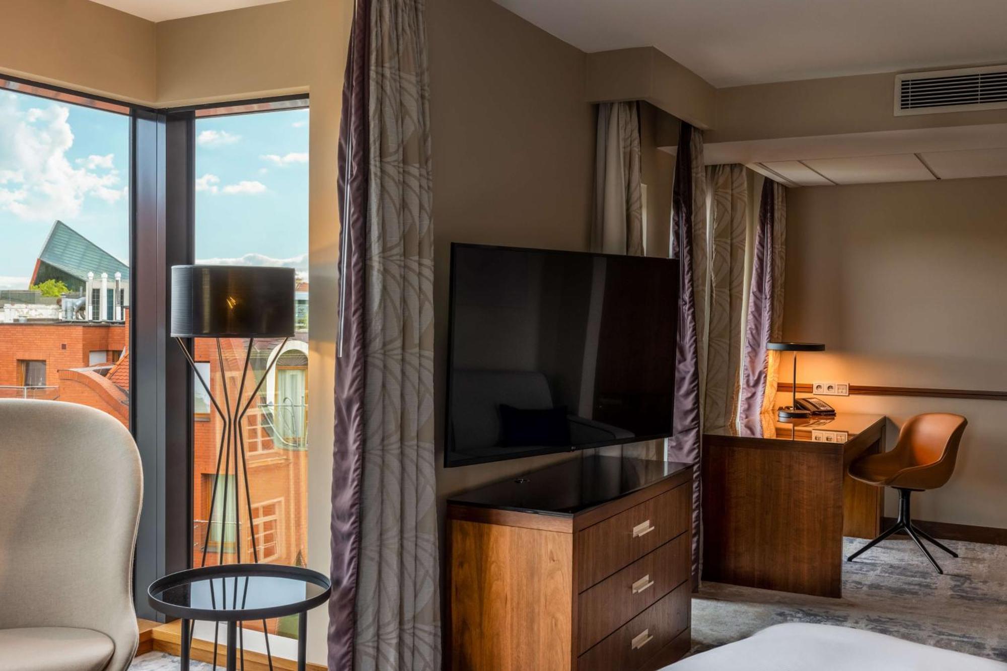 Superior King Room Park or City View