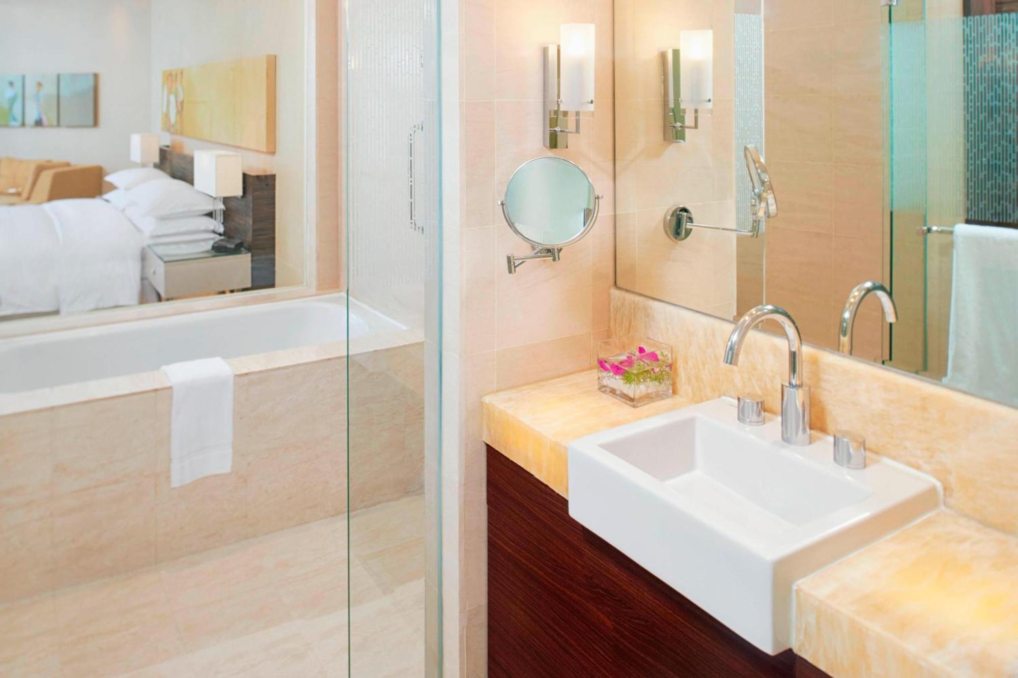 Deluxe King, Guest room, 1 King, Ocean view, Balcony