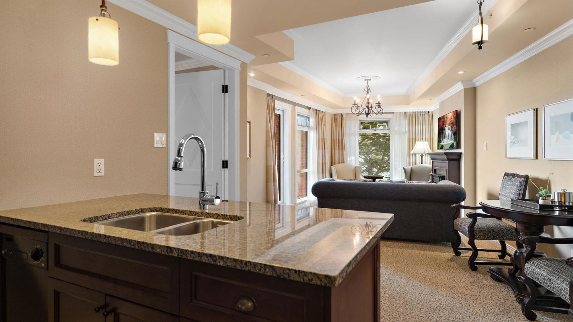 One Bedroom Suite Residential View King Pool Access Ages 16