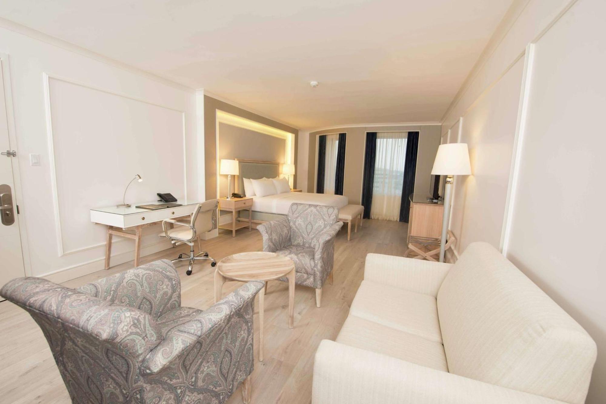 Junior King Suite Seating Area,1551236656:JPEG