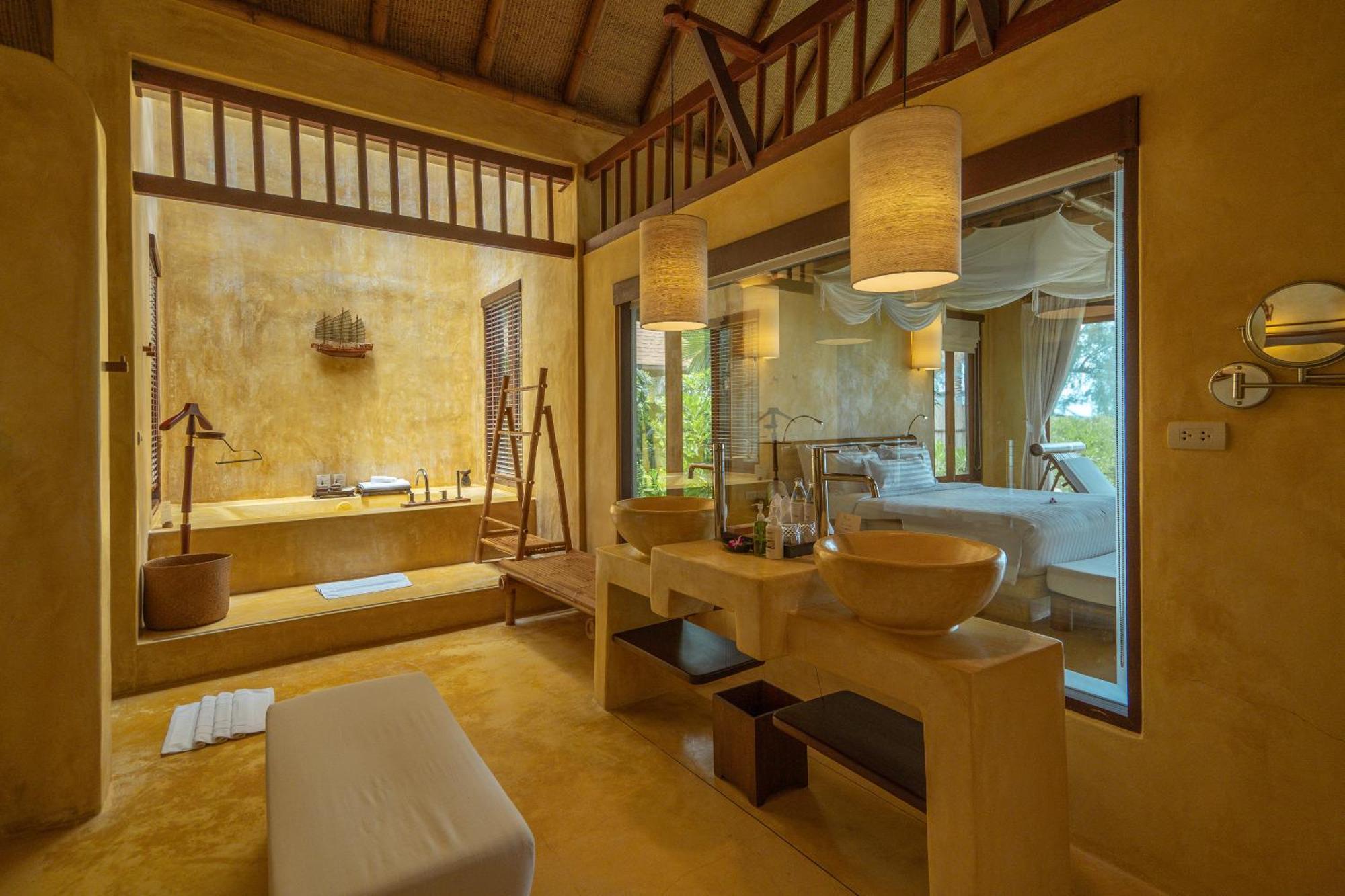 Beachfront Suite Pool Villa