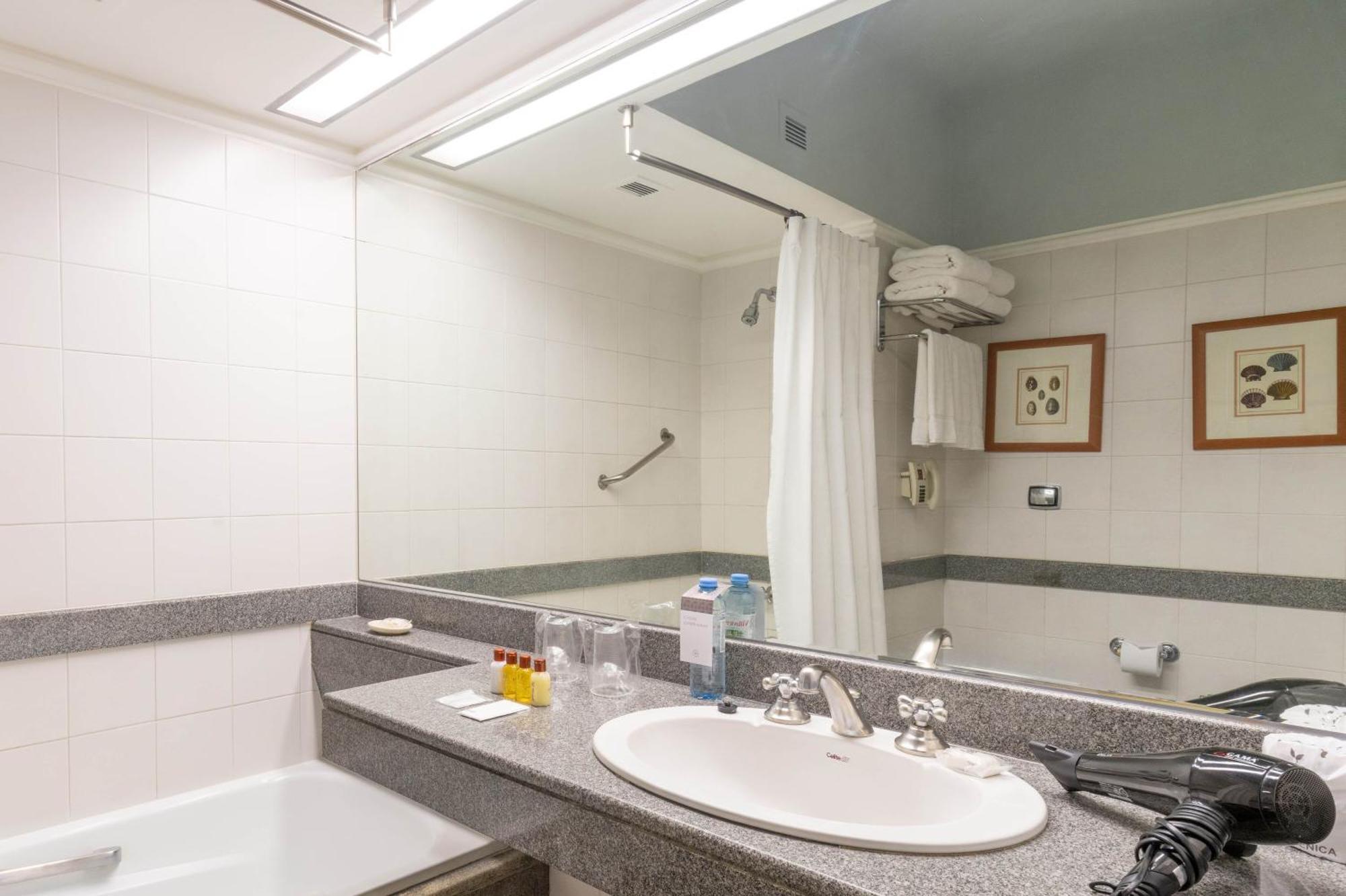 Guest room, 1 King, City view