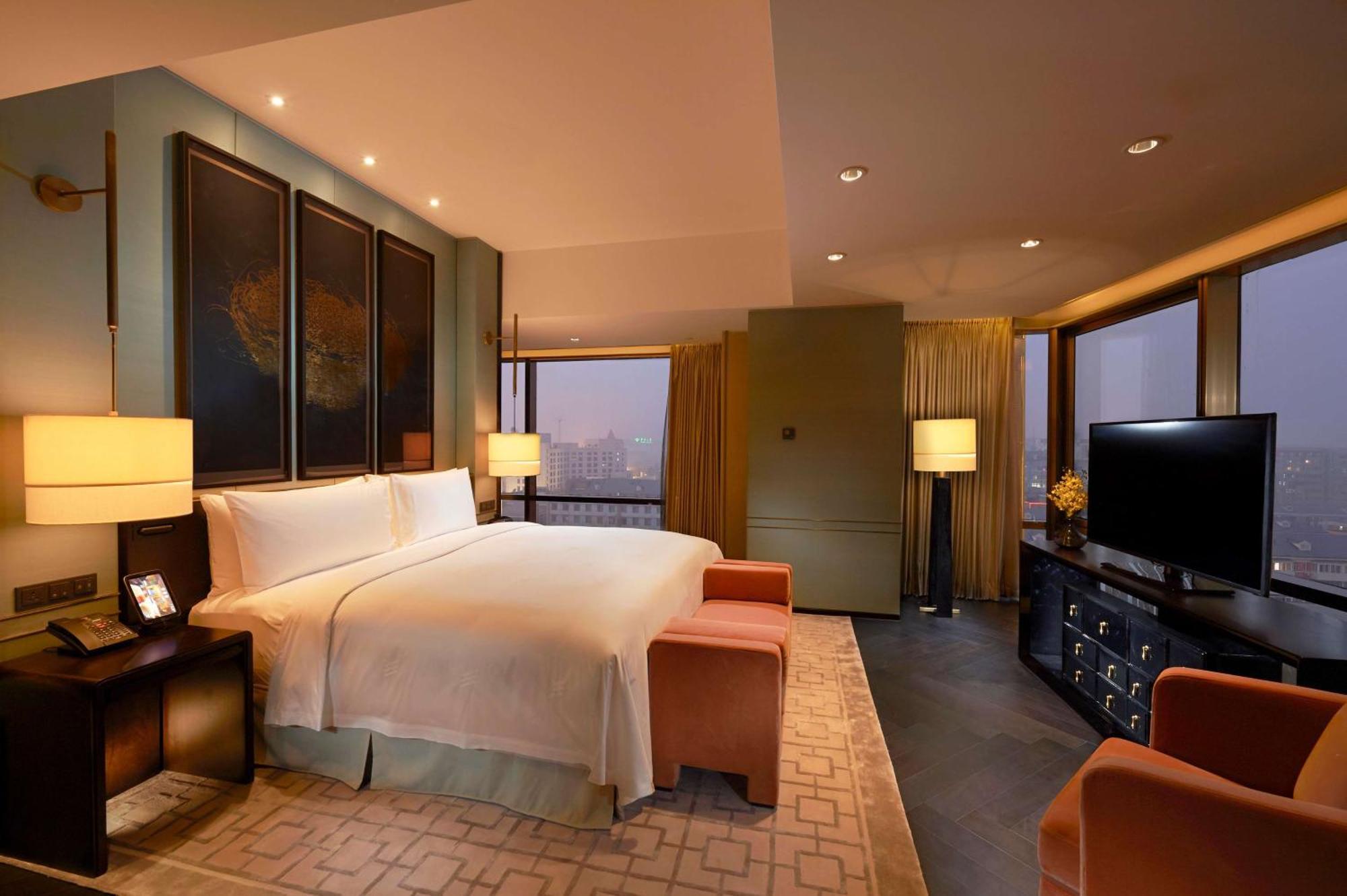 Premier King Suite,1552629958:JPEG