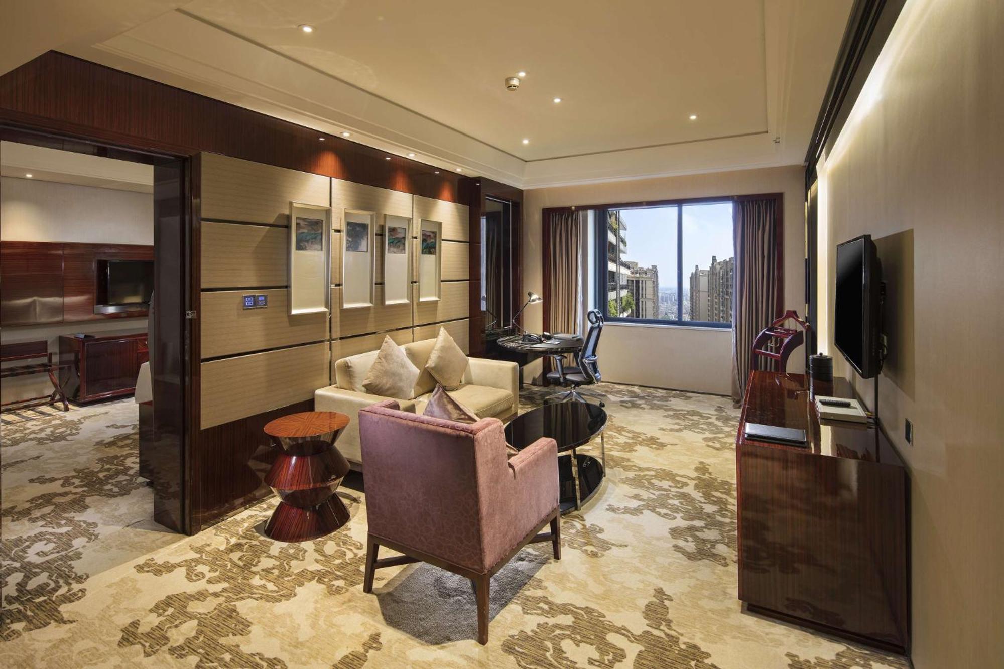 One-Bedroom Deluxe King Suite Lounge Access