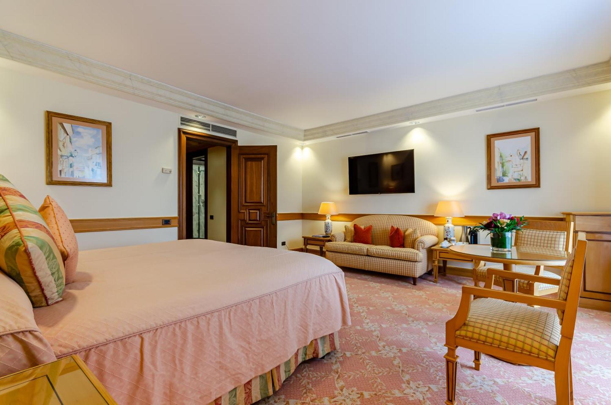 Palace Superior Room,1553108074:JPEG