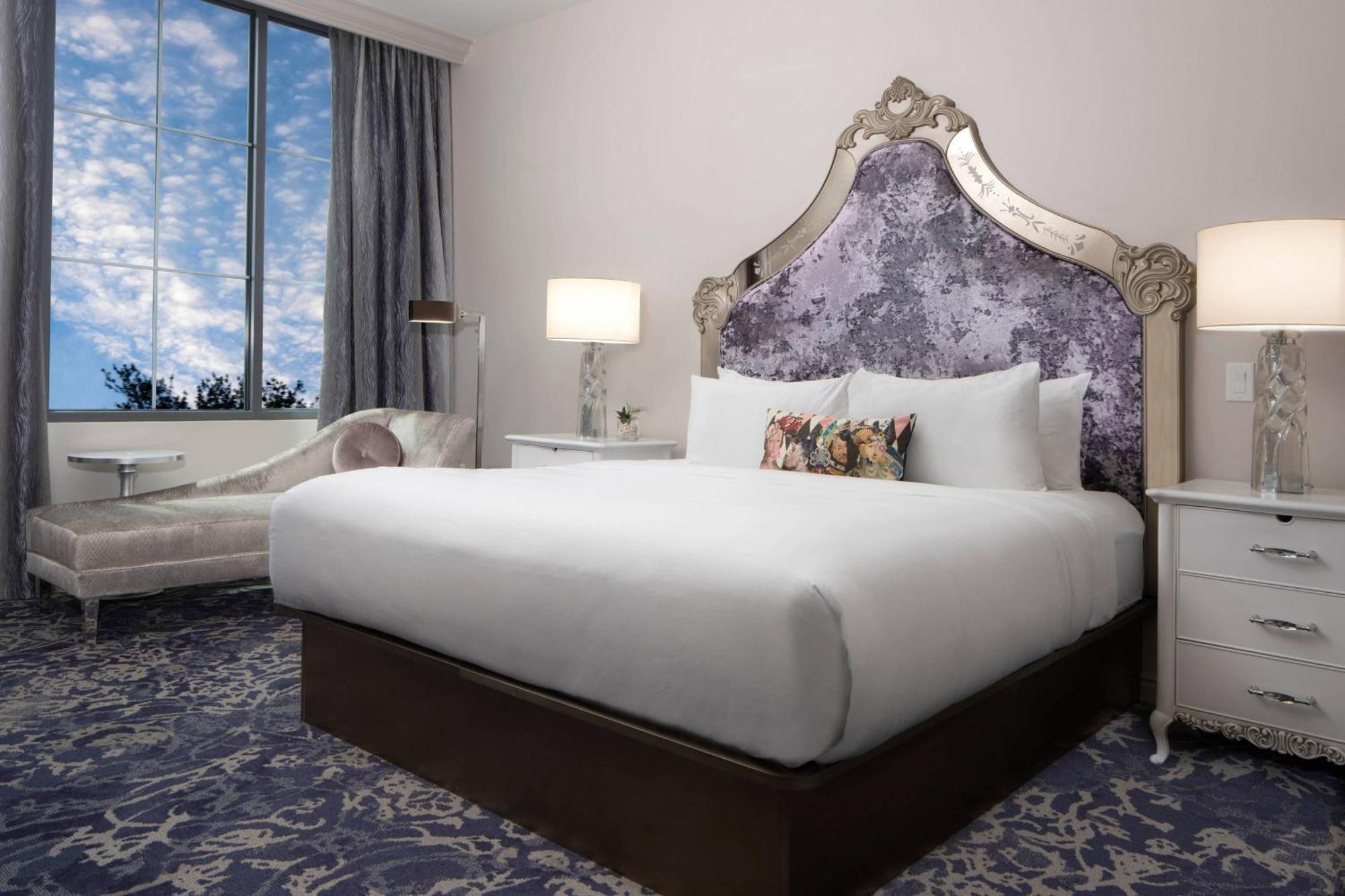 Guest room, 1 King, City view, Three Muses,1553704168:JPEG