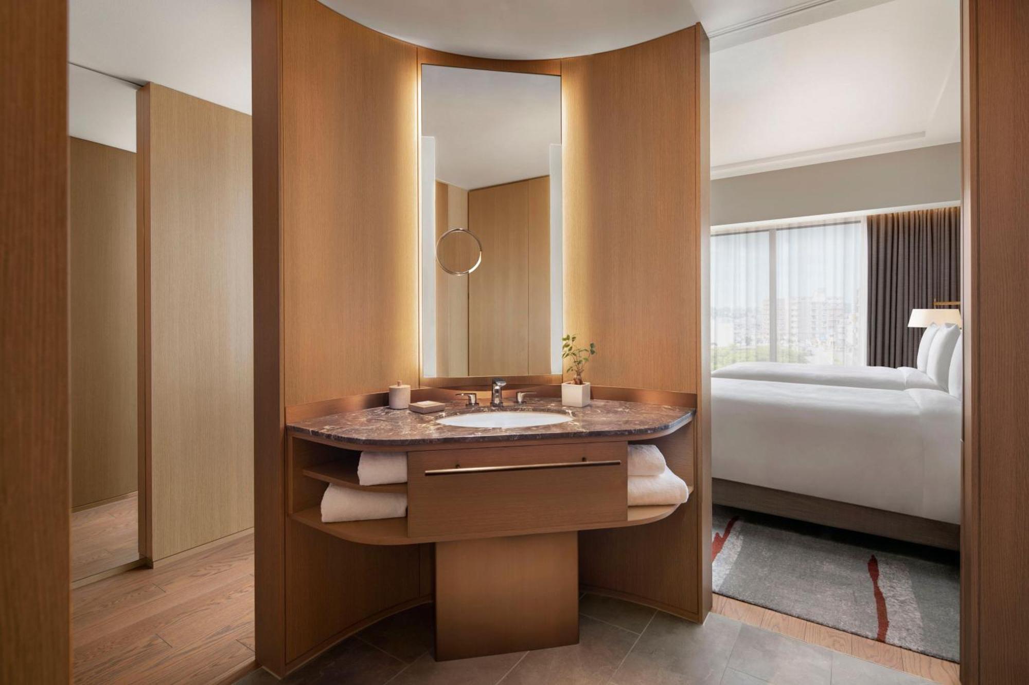 Deluxe Twin Guest Room, Guest room, 2 Double, City view,1553727655:JPEG