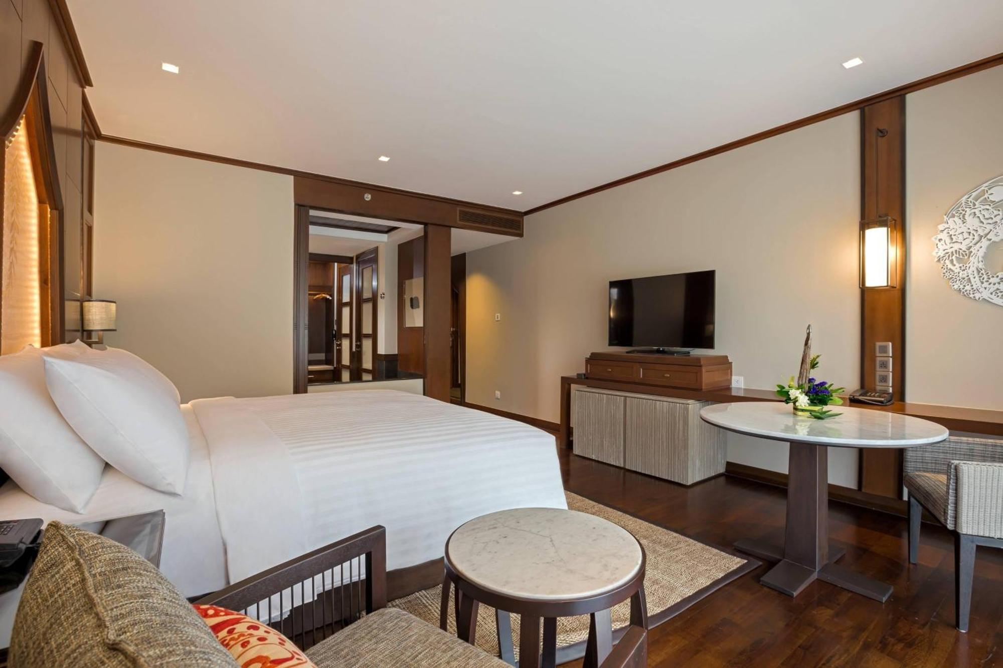 Premium Pool View Guest room 1 King Balcony