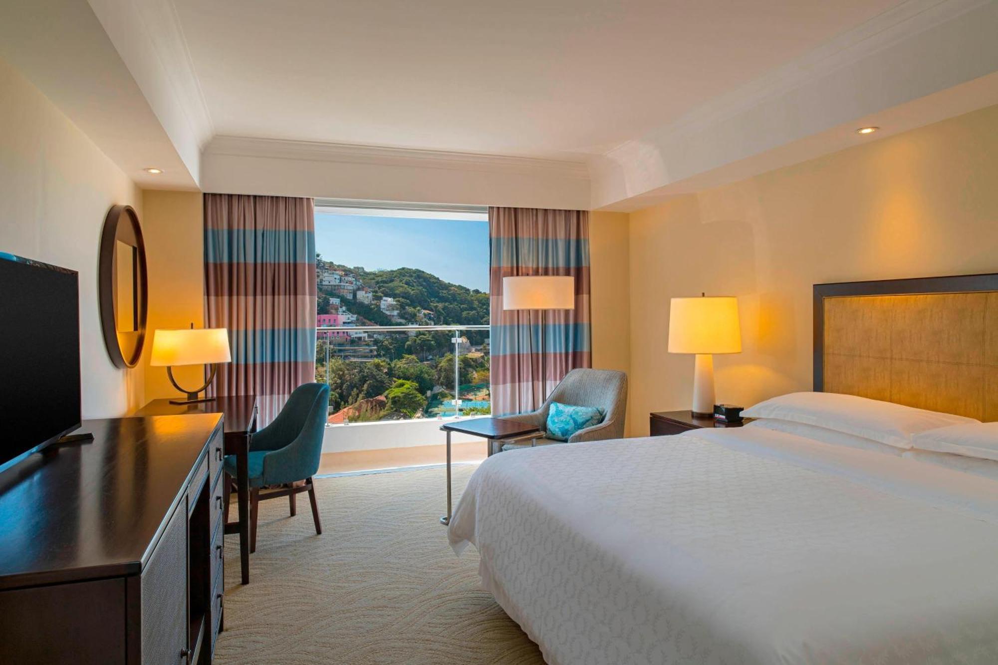 Classic King Room Guest room 1 King Mountain view