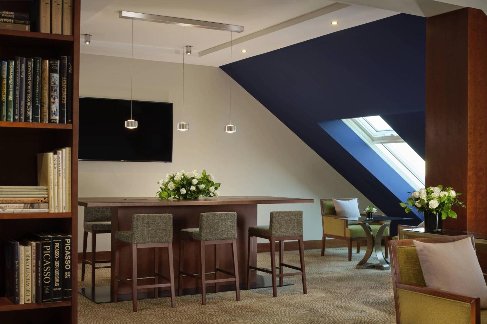 Premium Executive Room Club Lounge Access