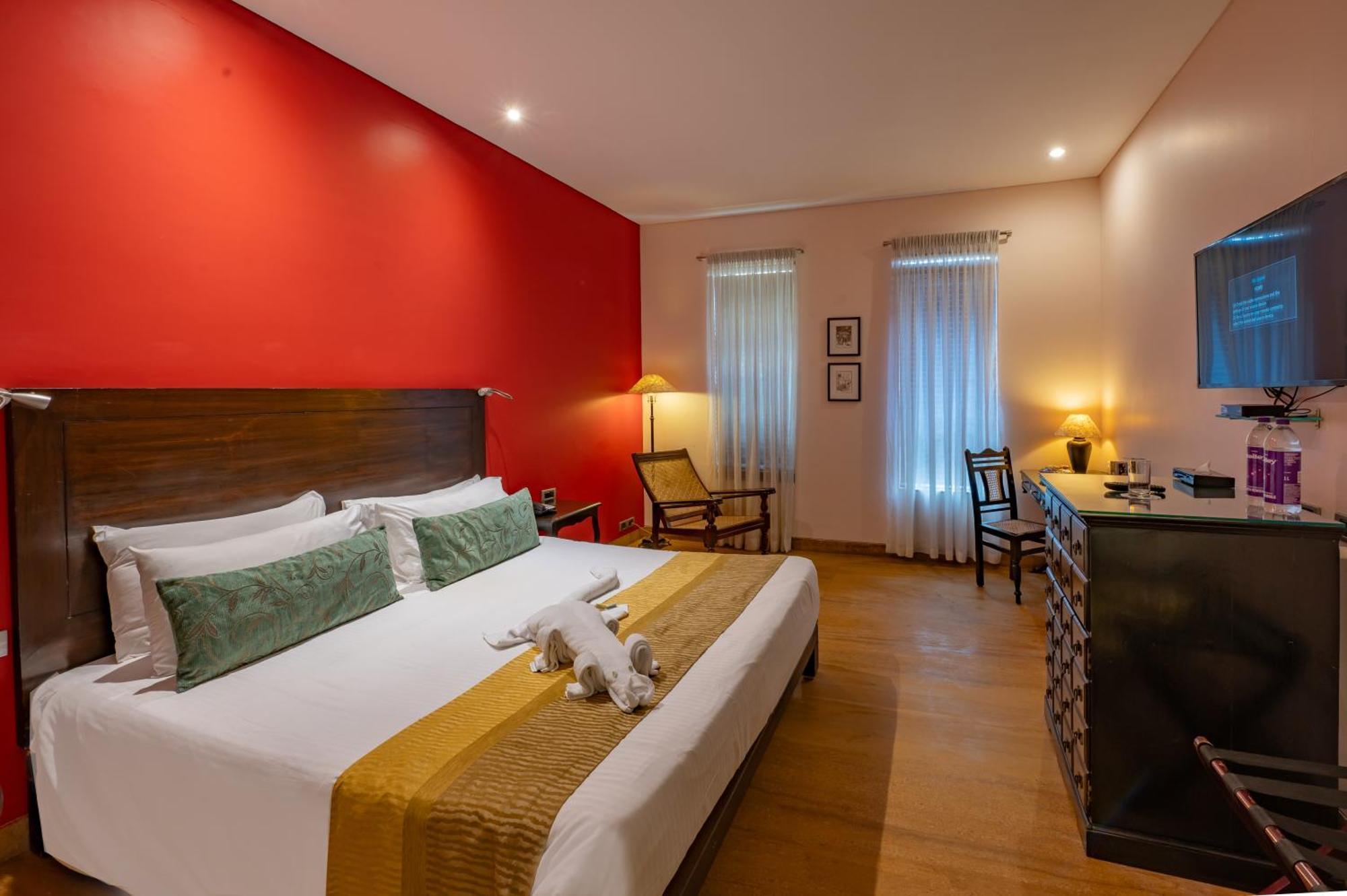 Courtyard Room King Bed bathtub