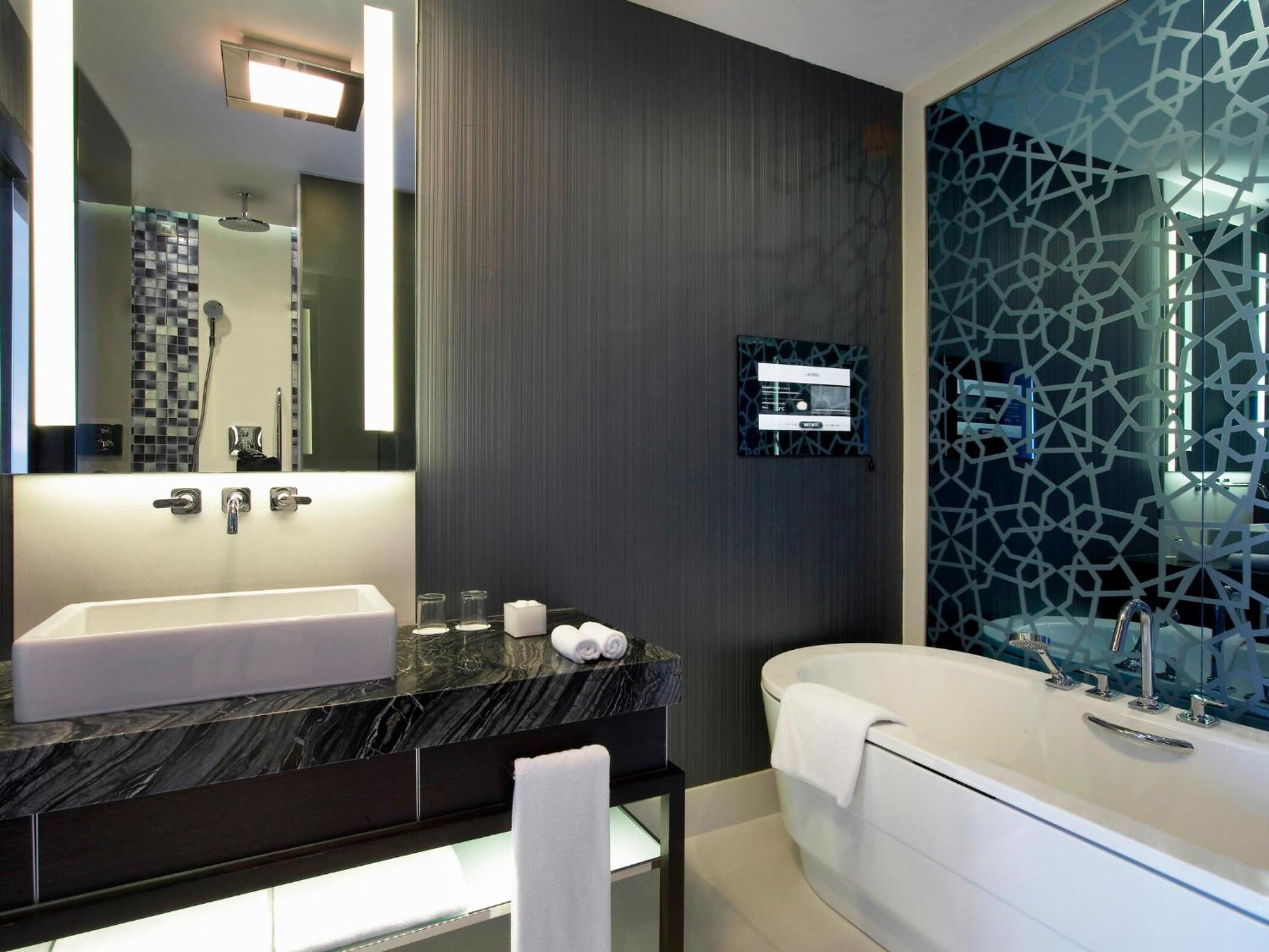 Signature King Suite City View Club Lounge Access