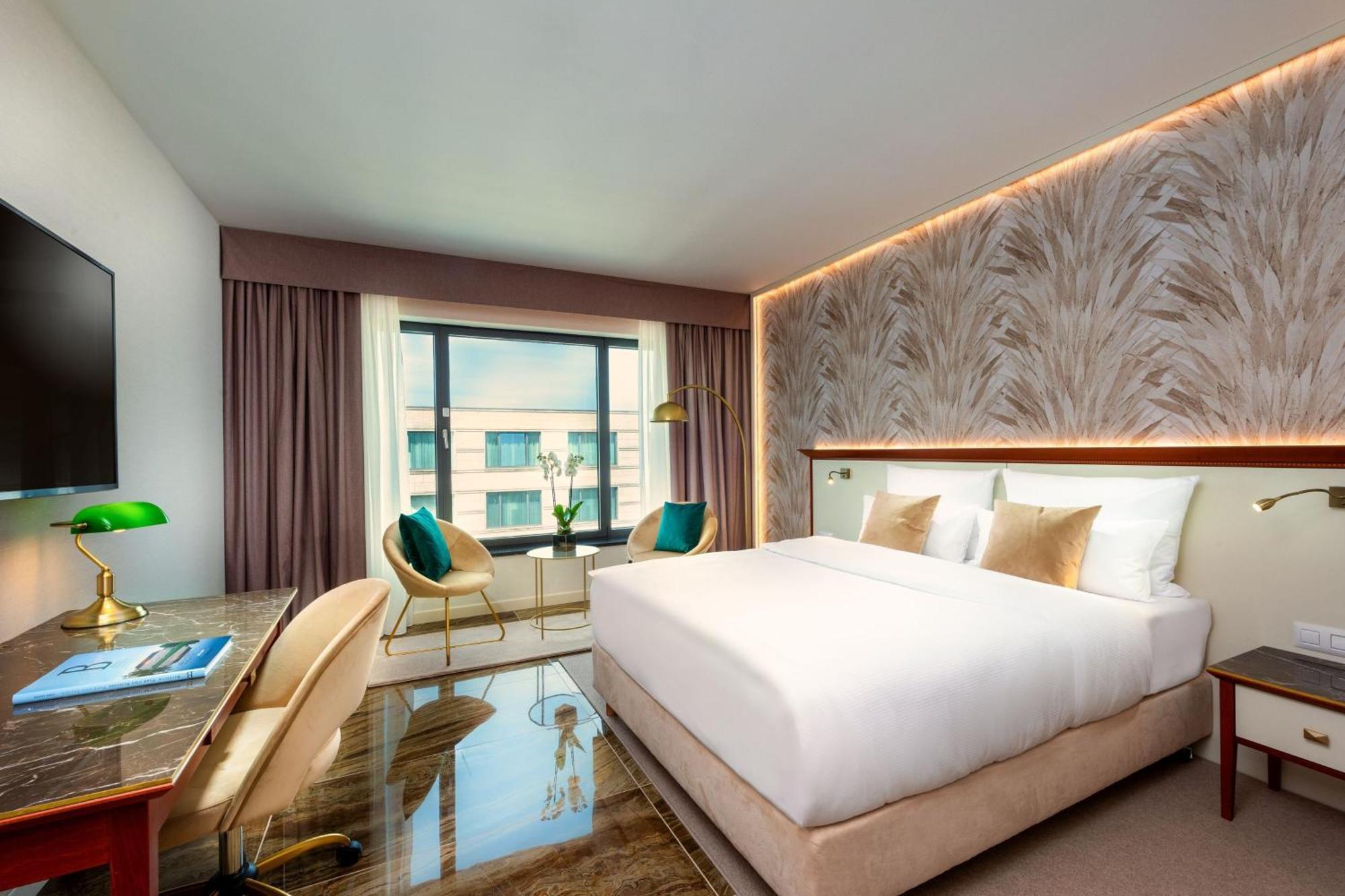 Executive Queen Room,1554048724:JPEG