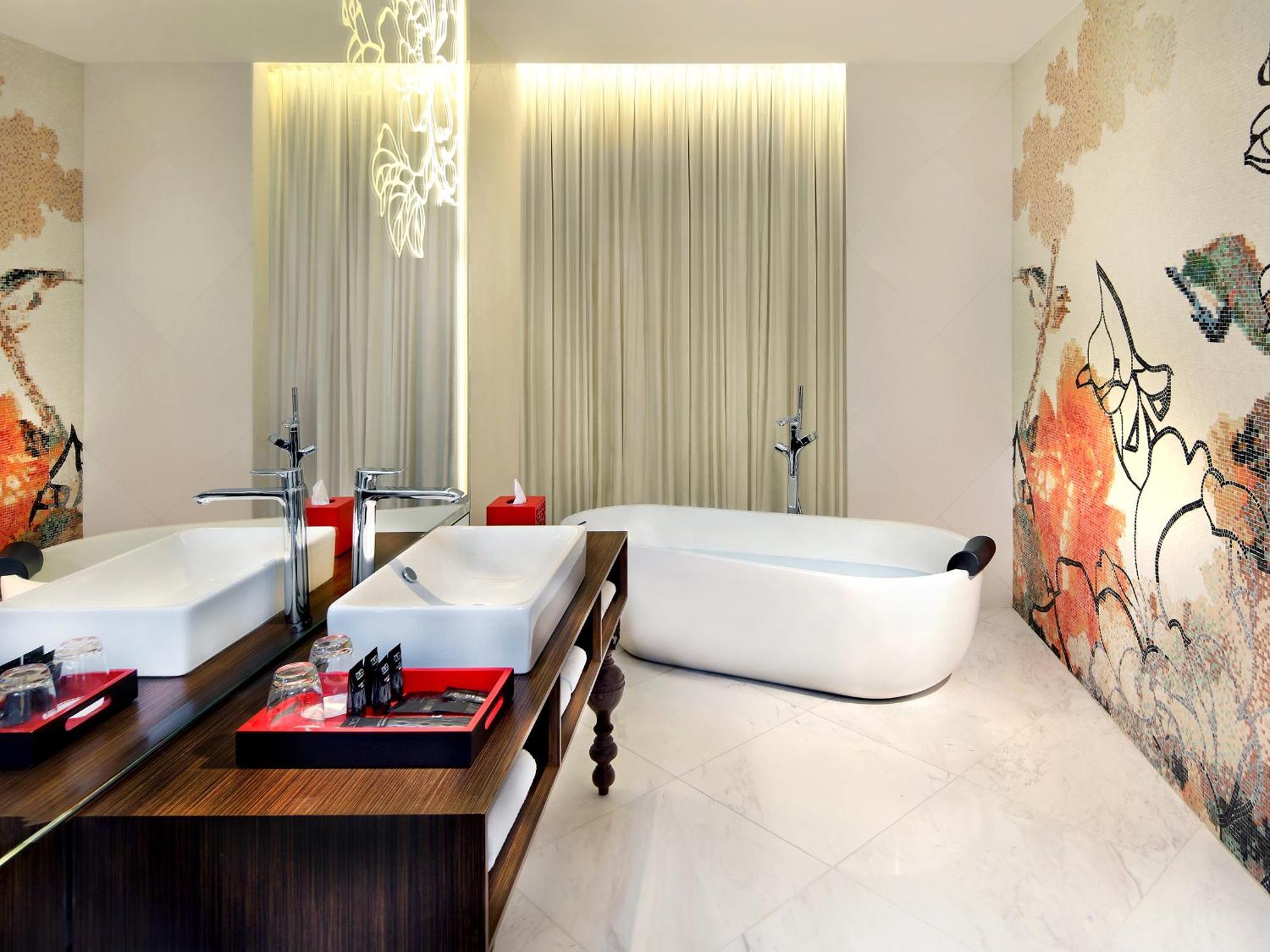 Full Moon King Room Partial Harbour View