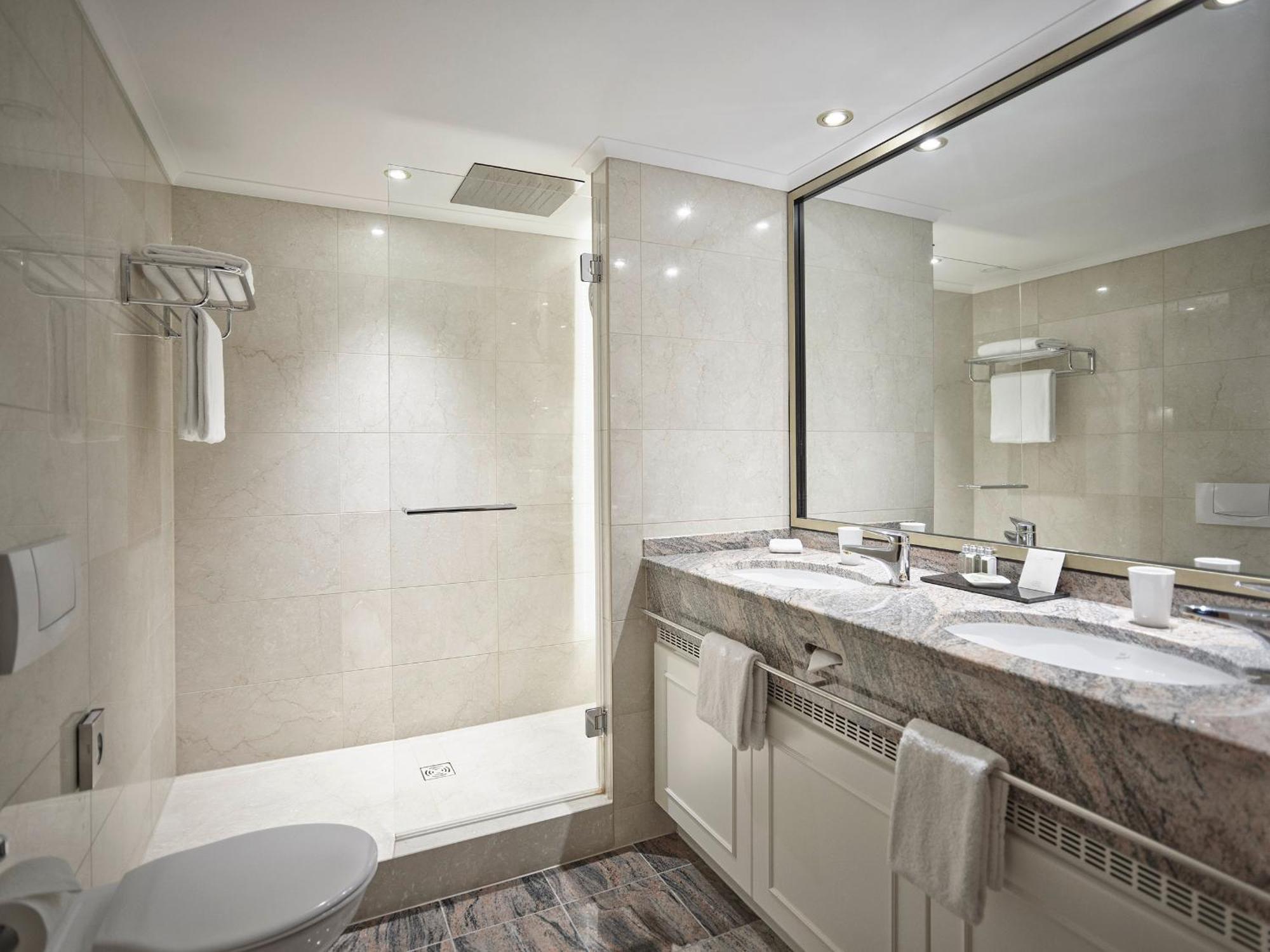 Deluxe Room, Guest room, 1 King, Skyline view, Balcony,1643136501:JPEG