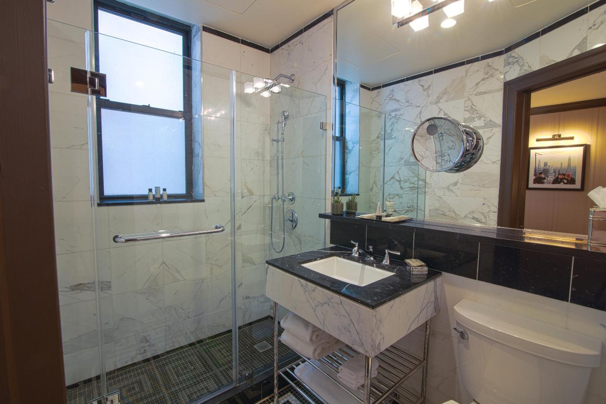 Executive Suite 1 King Bed City View