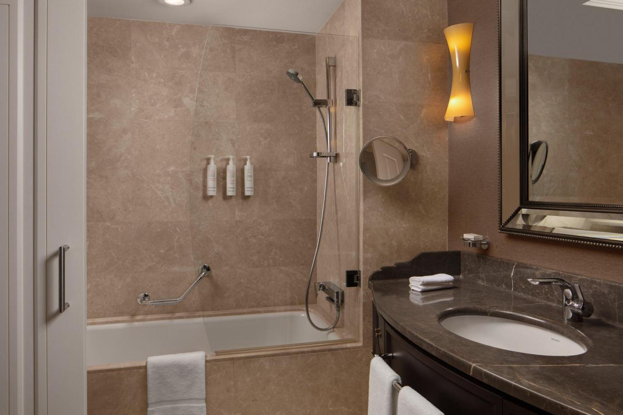 Deluxe King Room City View
