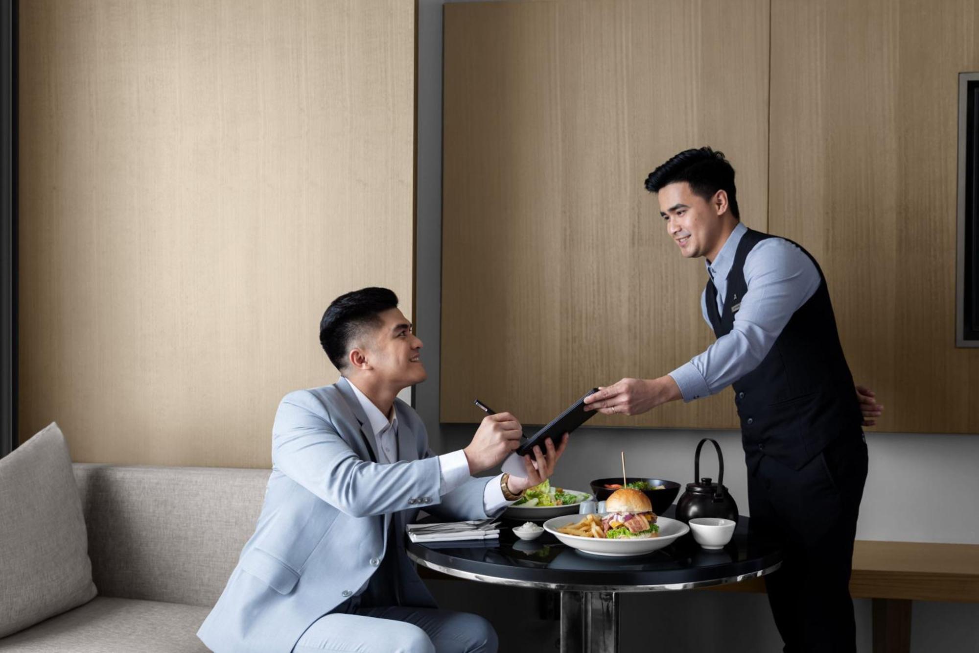 Club Deluxe Room M Club Lounge Access Guest Room 1 King
