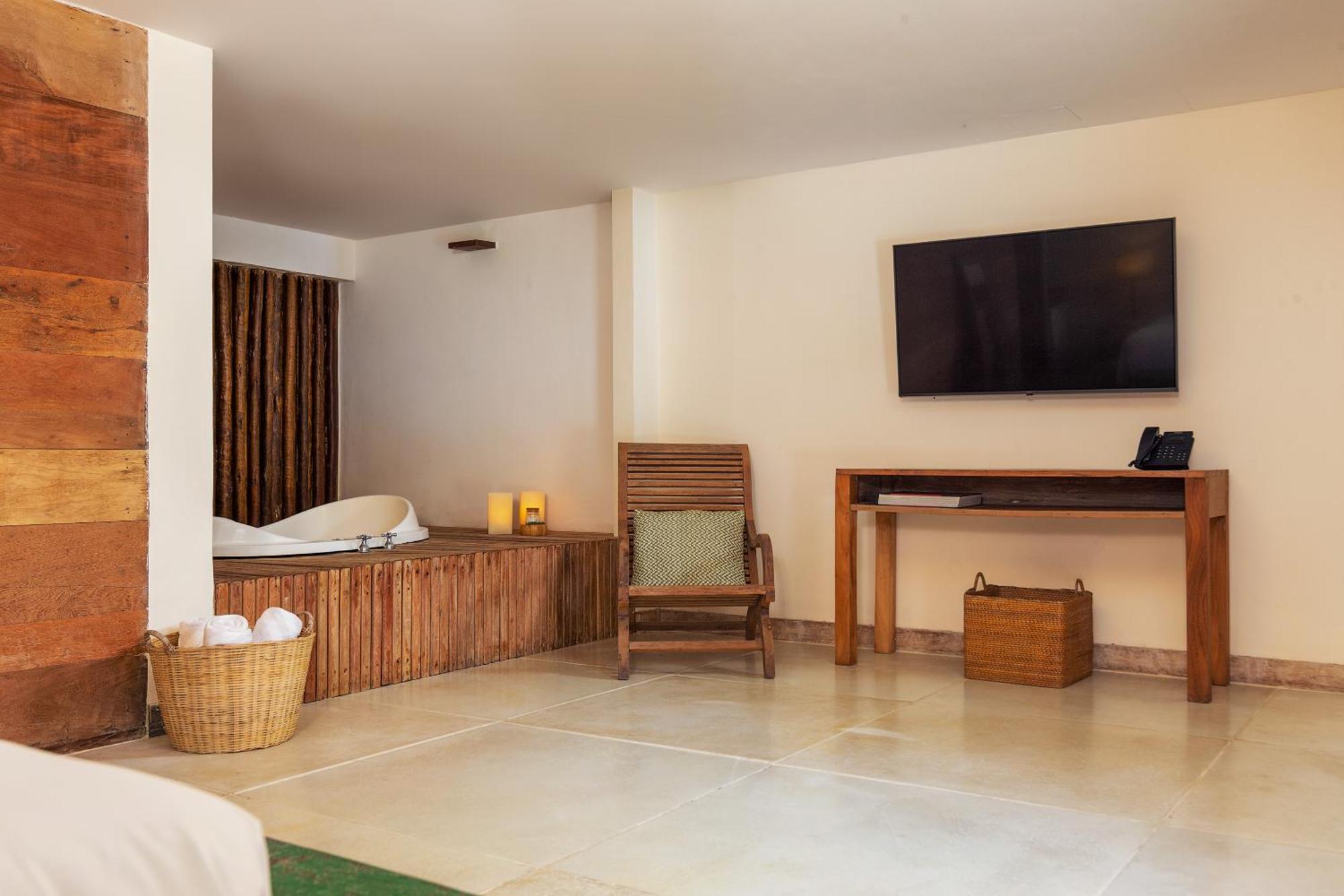 Deluxe Suite with Spa Bath,1556974084:JPEG
