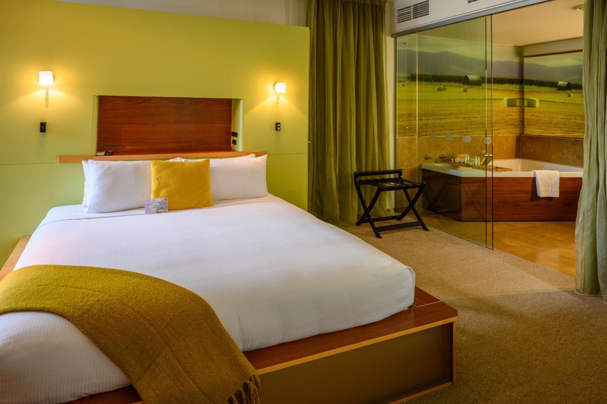 Deluxe King Room Bath