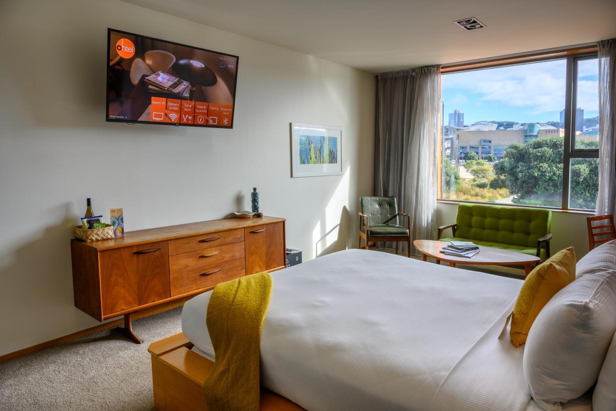 Superior King Room City Views